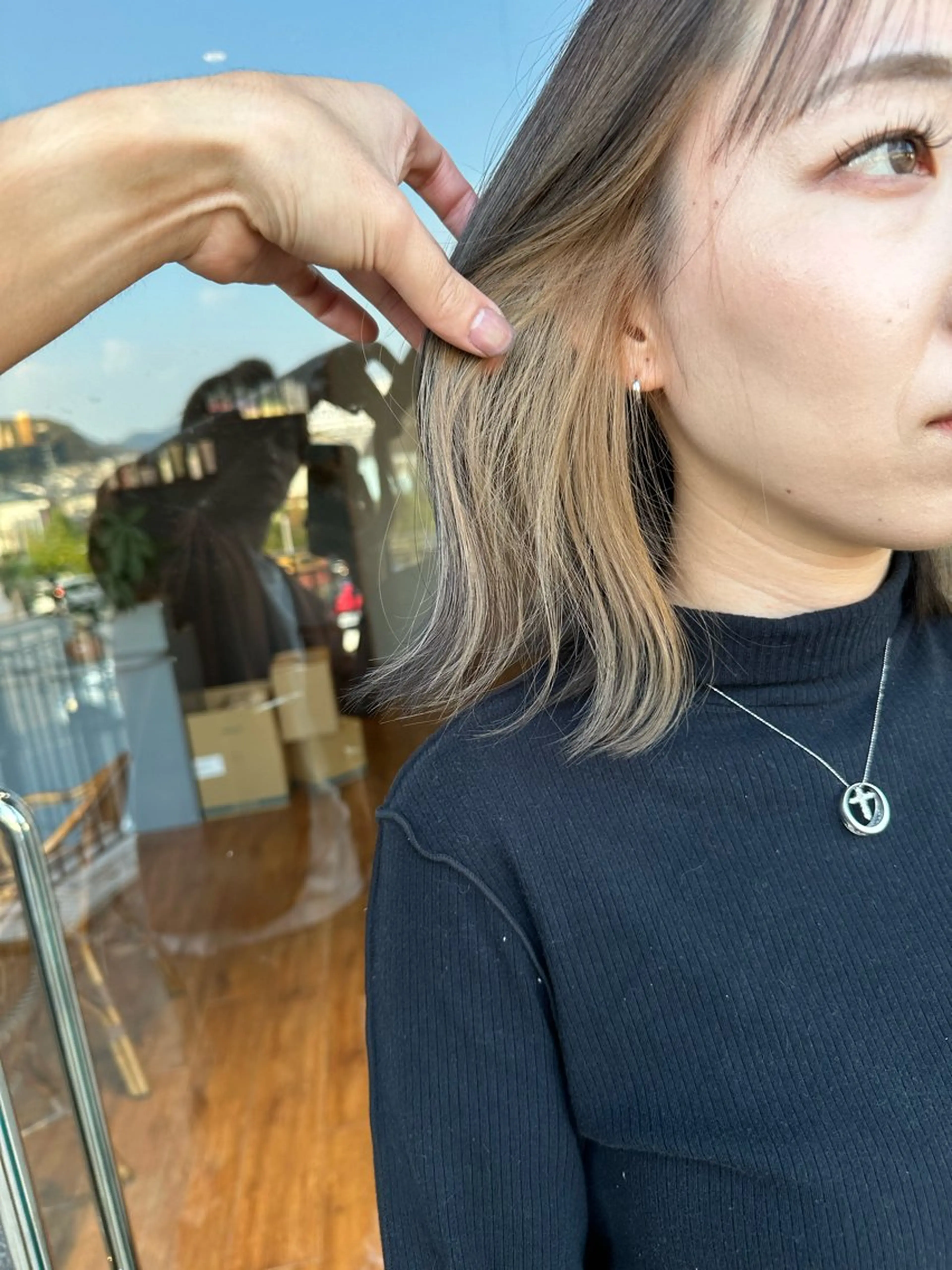 ミディアム カラー イヤリングカラー カット ヘアカラー 鵜飼 真伍のヘアスタイル