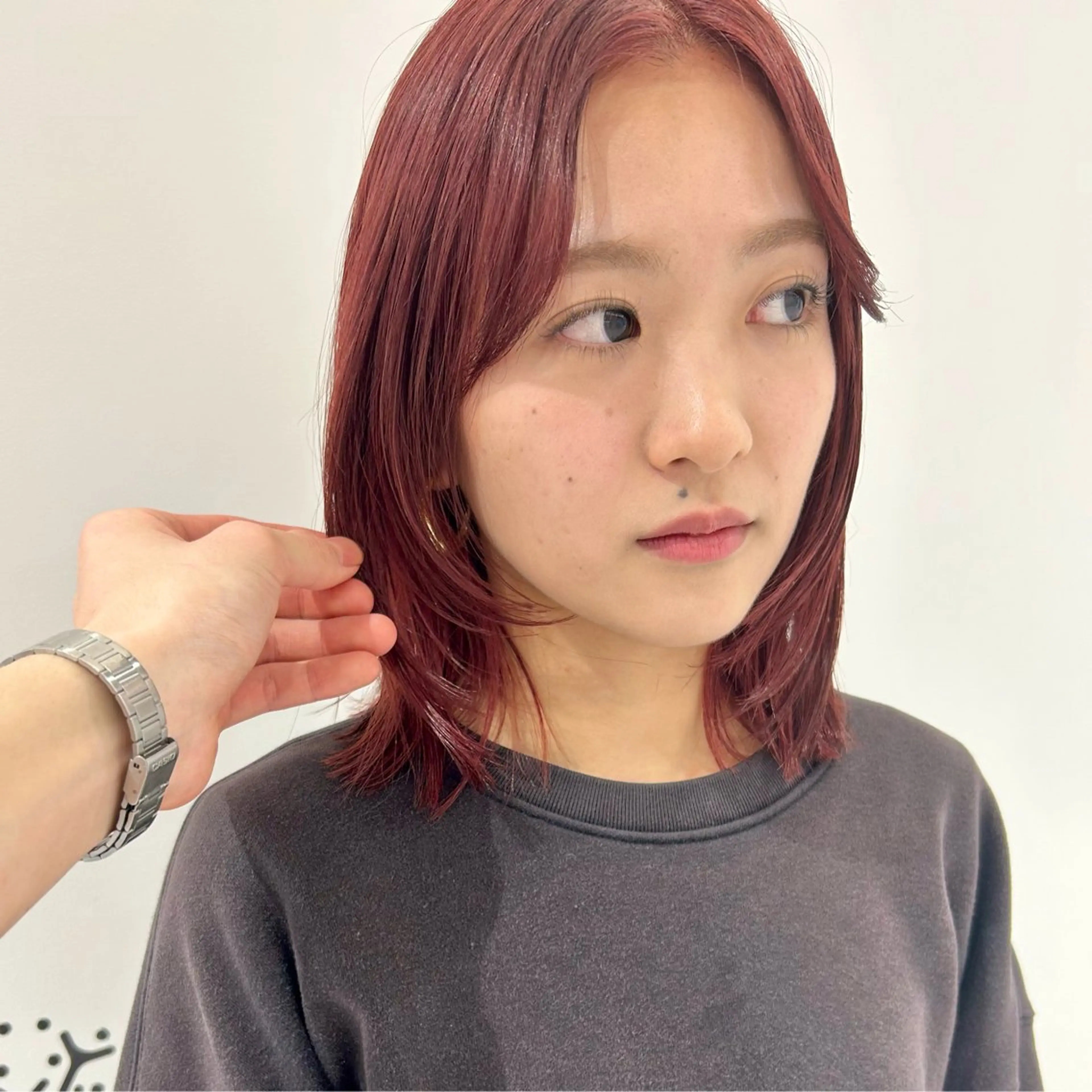 ミディアム カラー ブリーチ レッドカラー レイヤーカット カット ヘアカラー トリートメント ハイトーン/ブリーチ 似合せカット/パーマのヘアスタイル