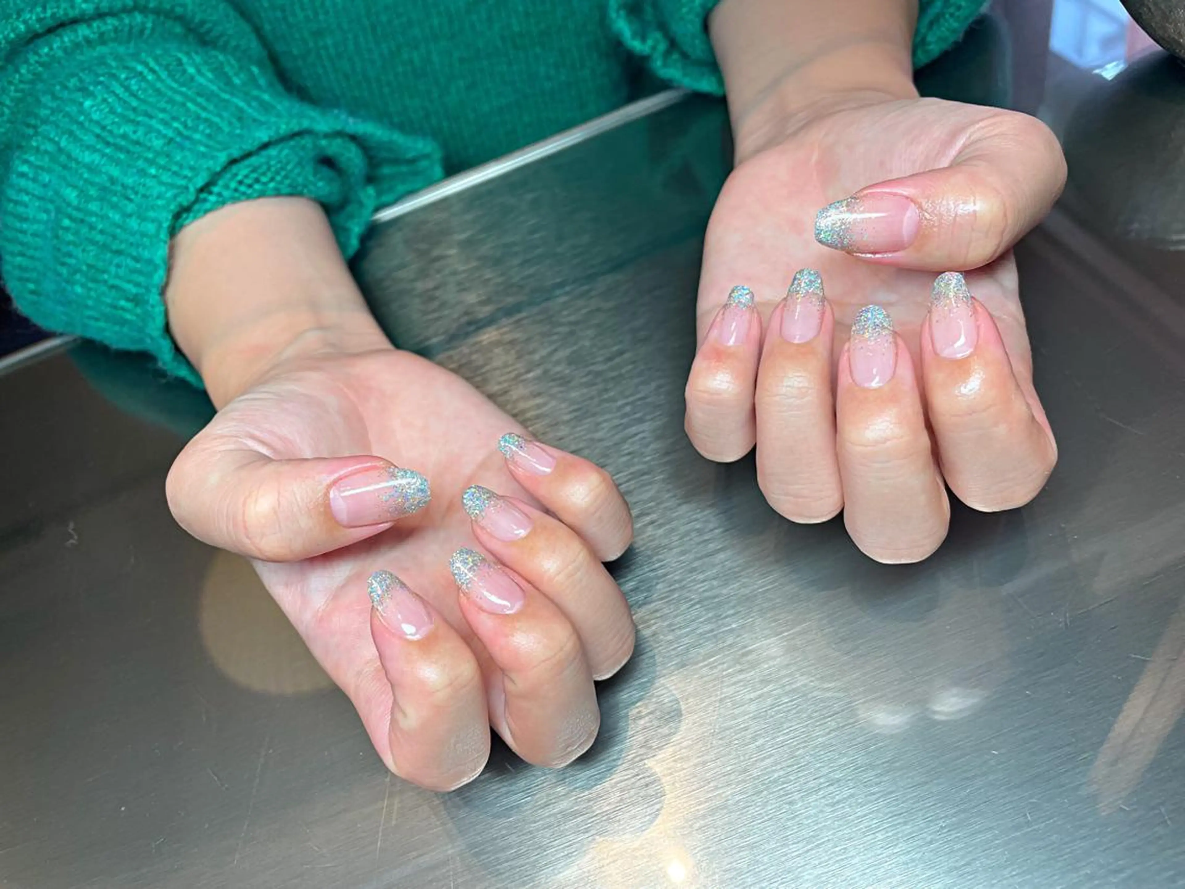 ネイル グラデーション ラメ(グリッター) ラメグラデーション シルバー ARCHE-OSAKA 心斎橋店所属・ARCHE 心斎橋 常塚のヘアスタイル