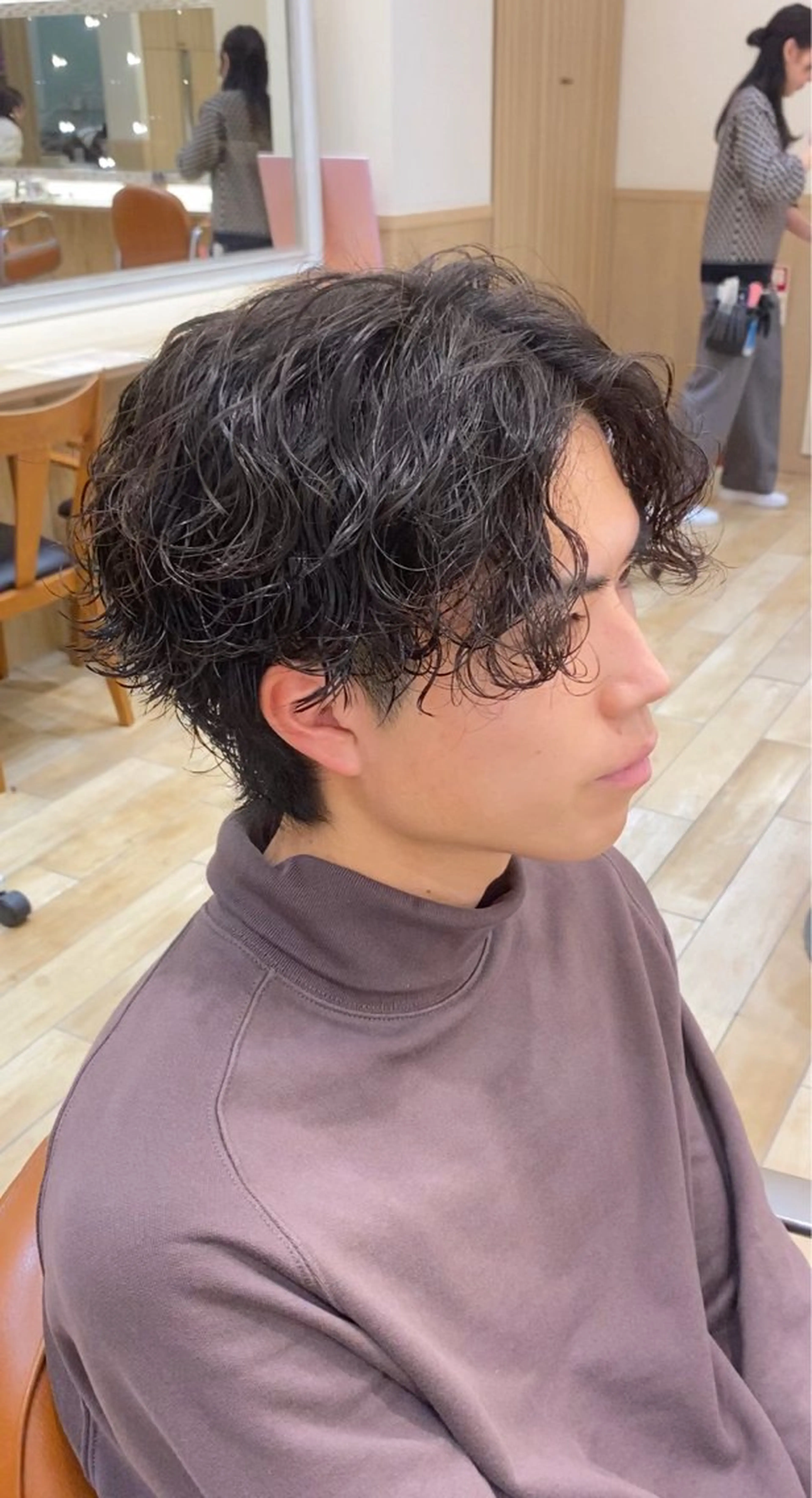 ミディアム パーマ ヘアアレンジ メンズ ミディアムパーマ メンズブリーチ センターパート マッシュウルフ マッシュ カット パーマ トリートメント ヘアセット 新宿メンズパーマ ヨモギダのヘアスタイル