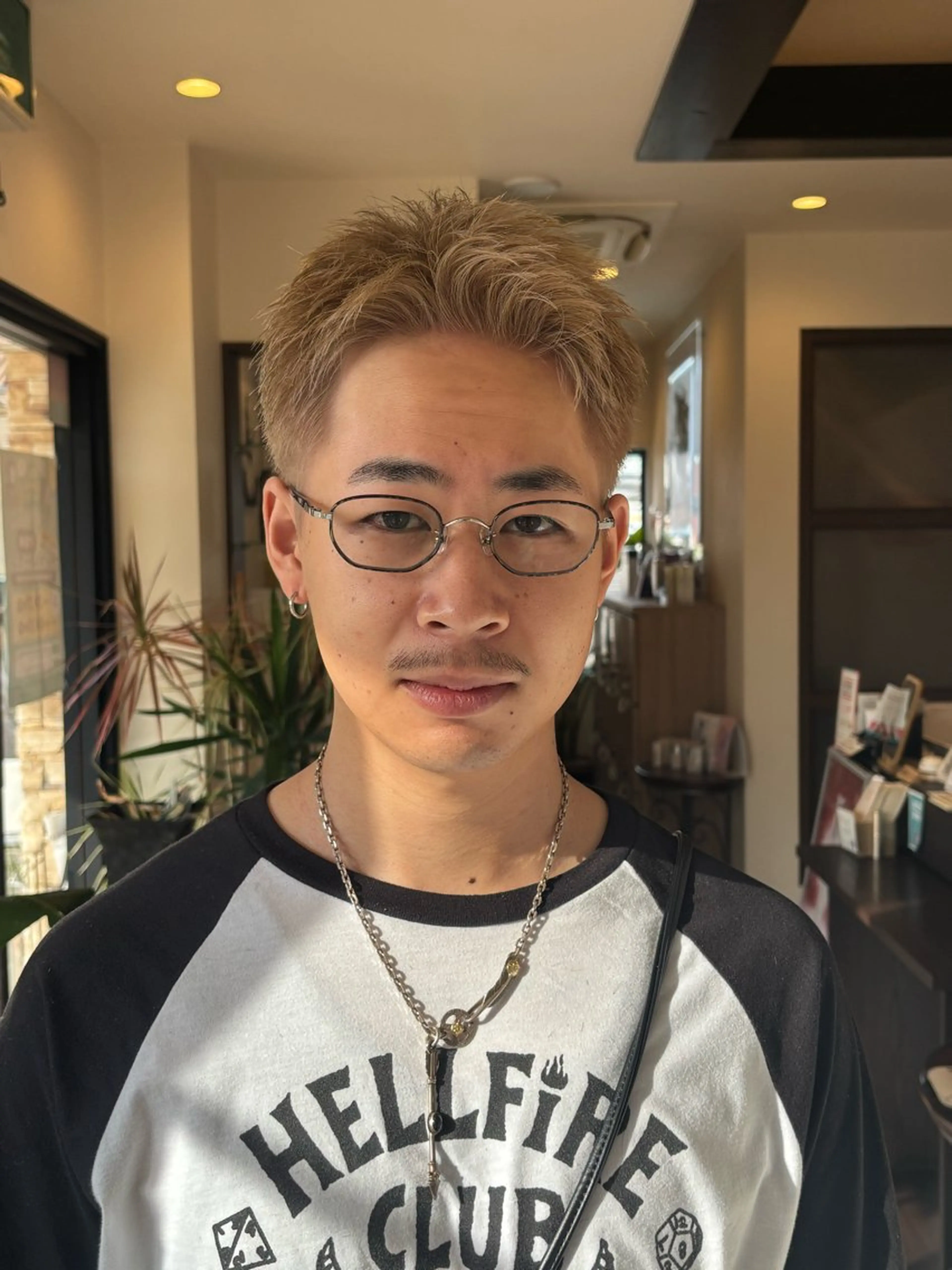 ショート メンズ メンズブリーチ スパイキーショート 刈り上げ ショートヘア カット ヘアカラー トリートメント ボブ/レイヤーカット ｜ヨシダユウセイのヘアスタイル