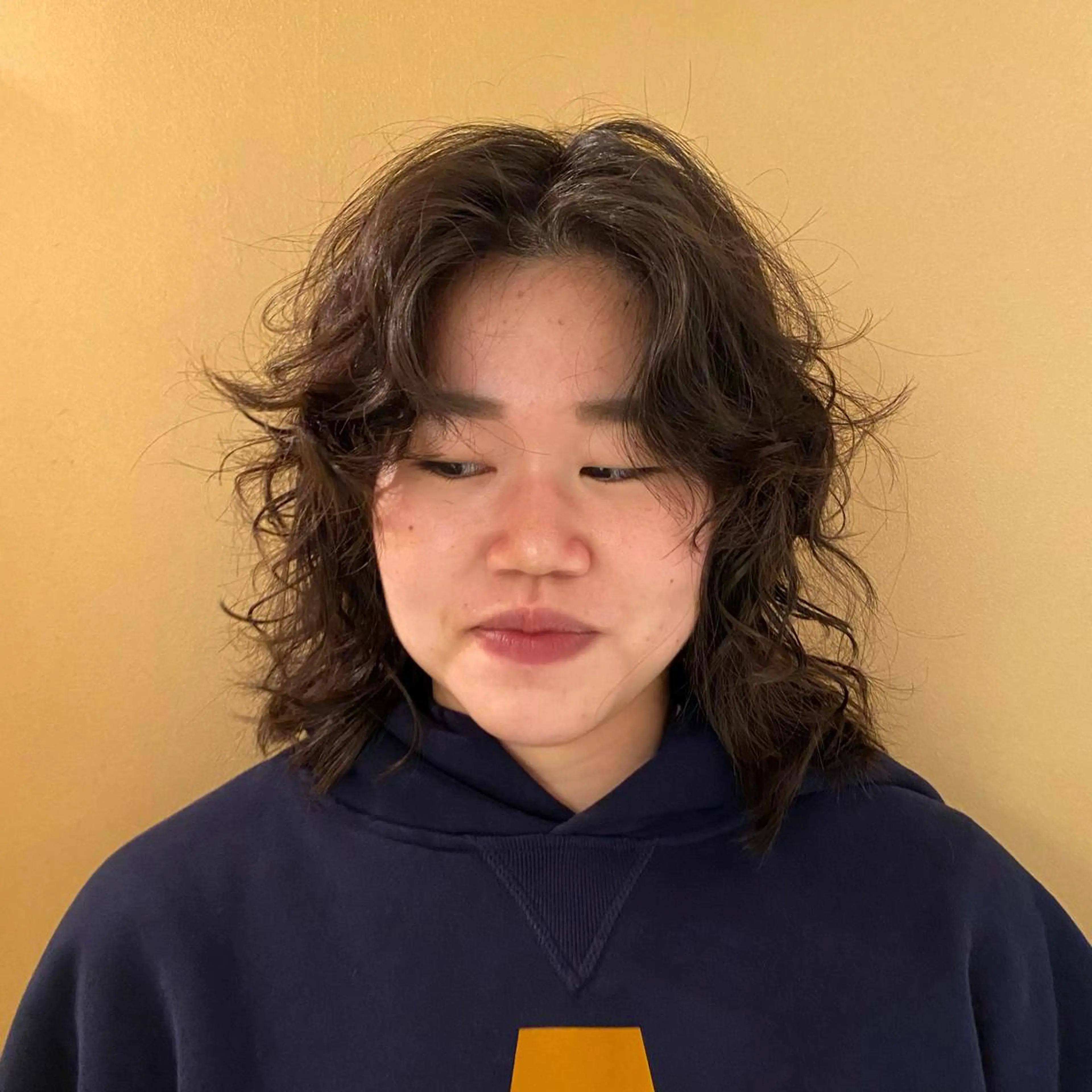 ミディアム パーマ ミディアムパーマ ウルフカット スパイラルパーマ Aust hair Stella新宿所属・Yuki☺︎パーマ レイヤーカットのヘアスタイル