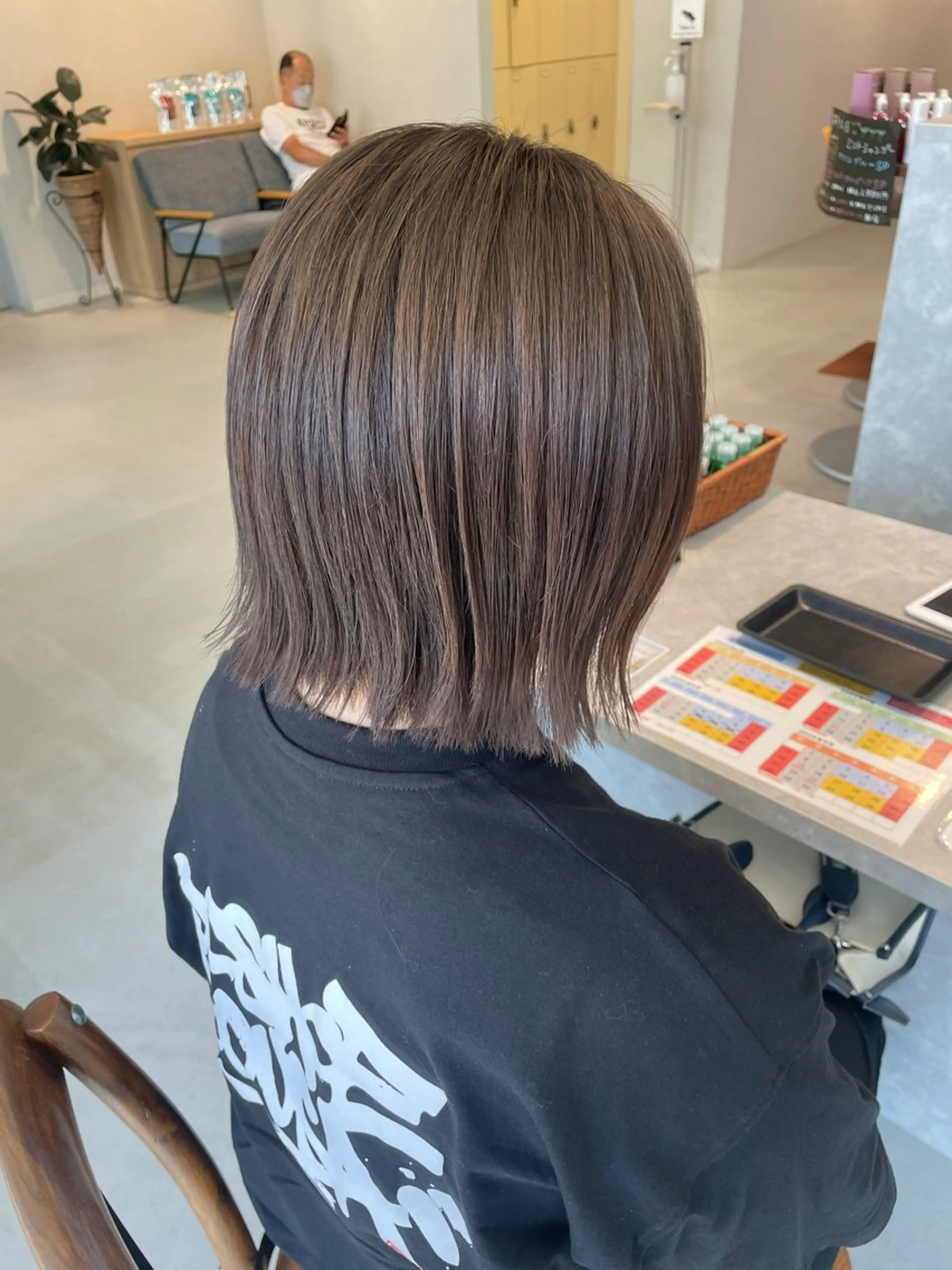 ミディアム カラー 切りっぱなしボブ アッシュ ベージュカラー 透明感カラー ボブ 大人可愛い🎀ིྀ 🪞柔らかベージュのヘアスタイル