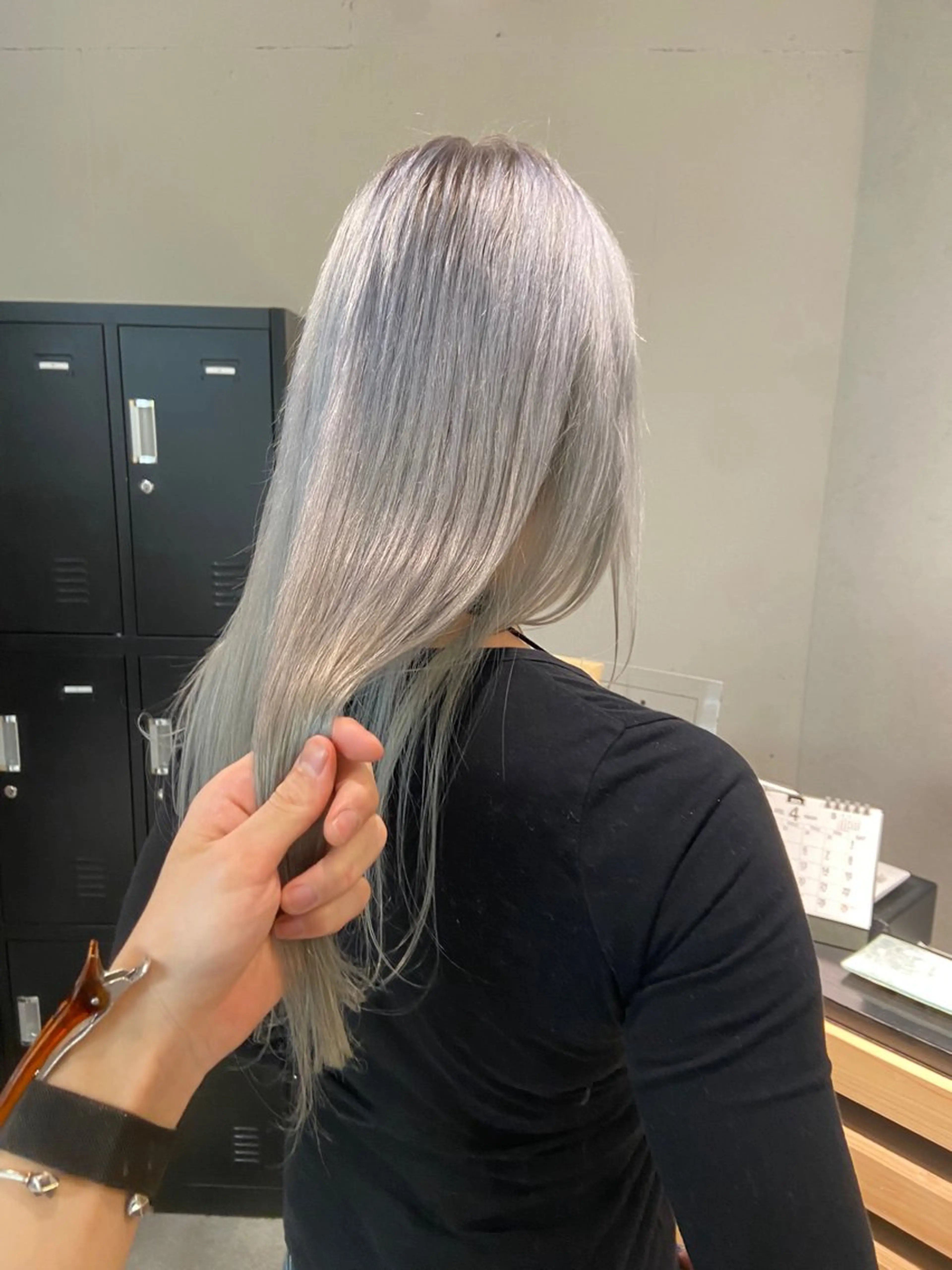 ミディアム カラー シルバー カット ヘアカラー トリートメント ウルフカット レイヤーカット上柿のヘアスタイル