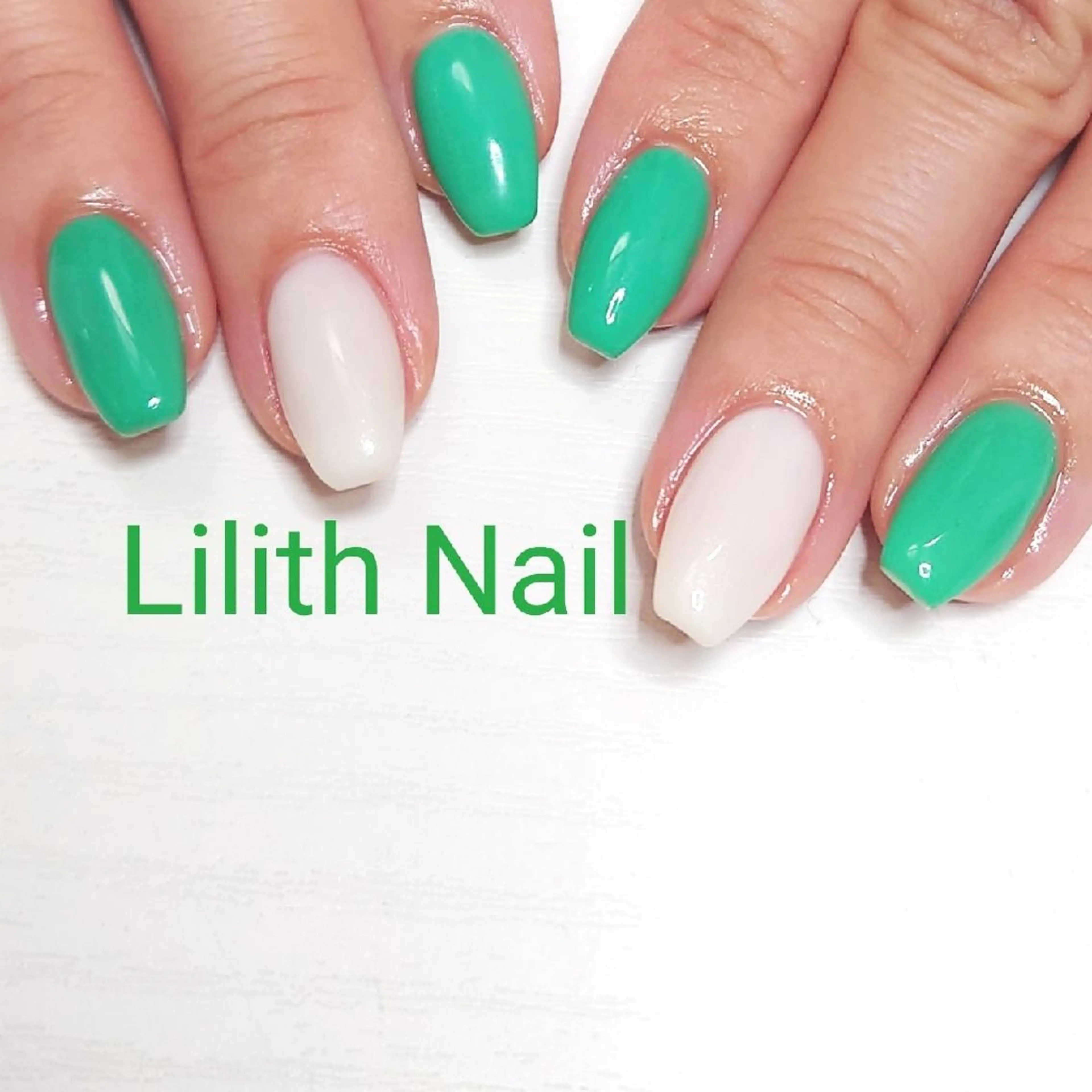 ネイル グリーン ホワイト ハンドネイル Lilith Nailのネイルデザイン