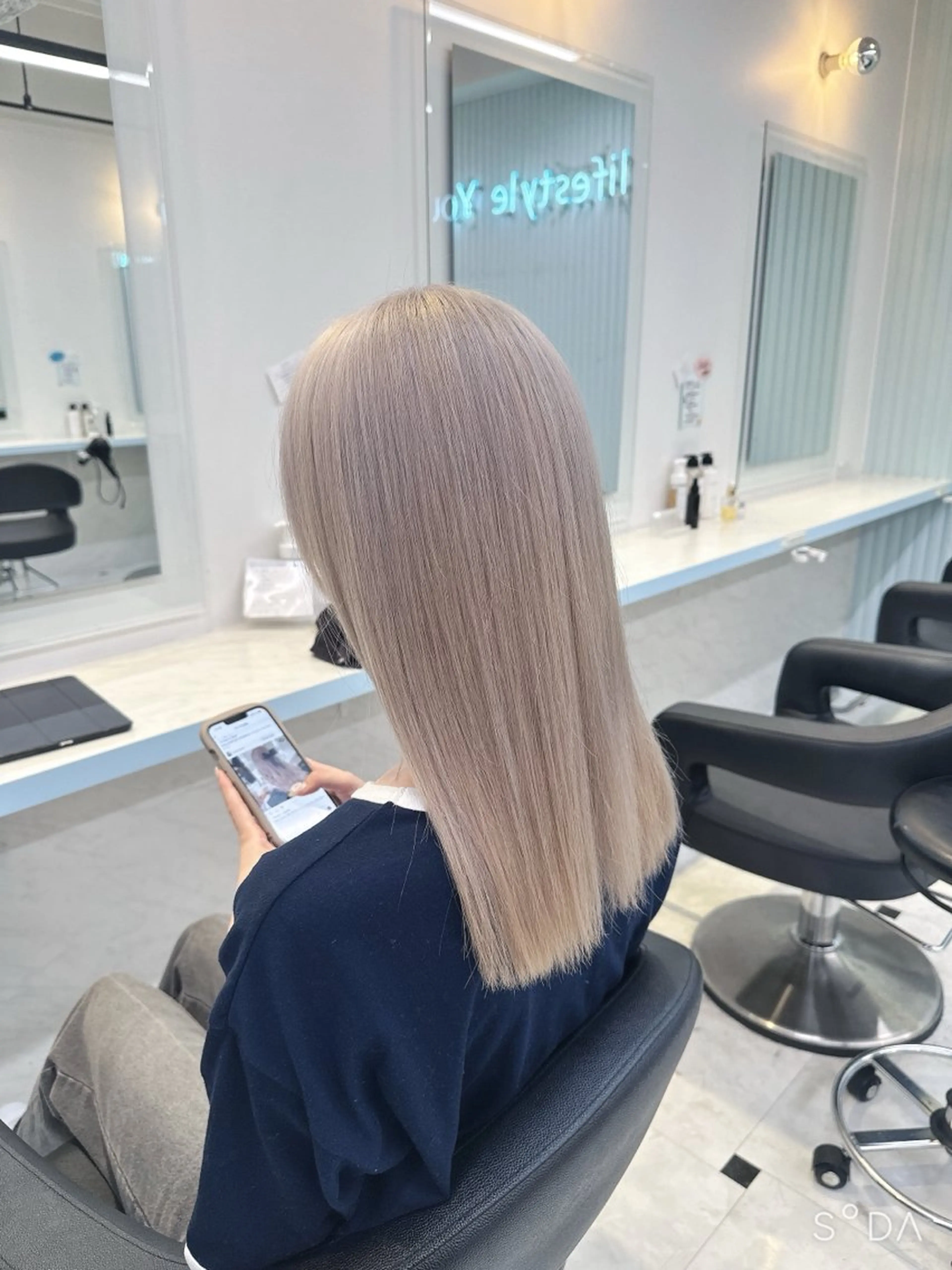 セミロング カラー 🪄池袋ハイトーン 🪄ブリーチカラーのヘアスタイル