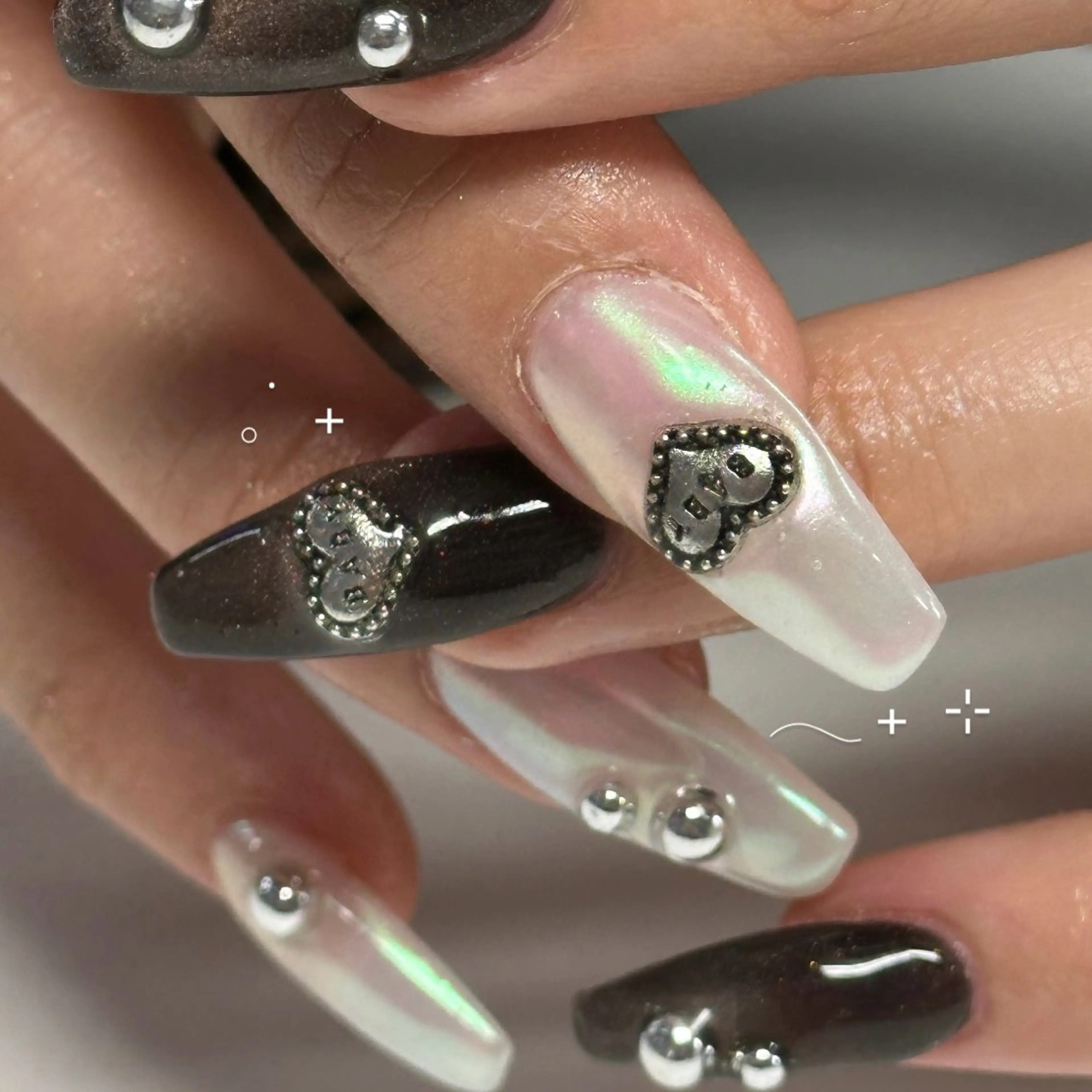 ネイル オーロラネイル シルバー ハンドネイル WOLTOKYO渋谷 yunaのネイルデザイン