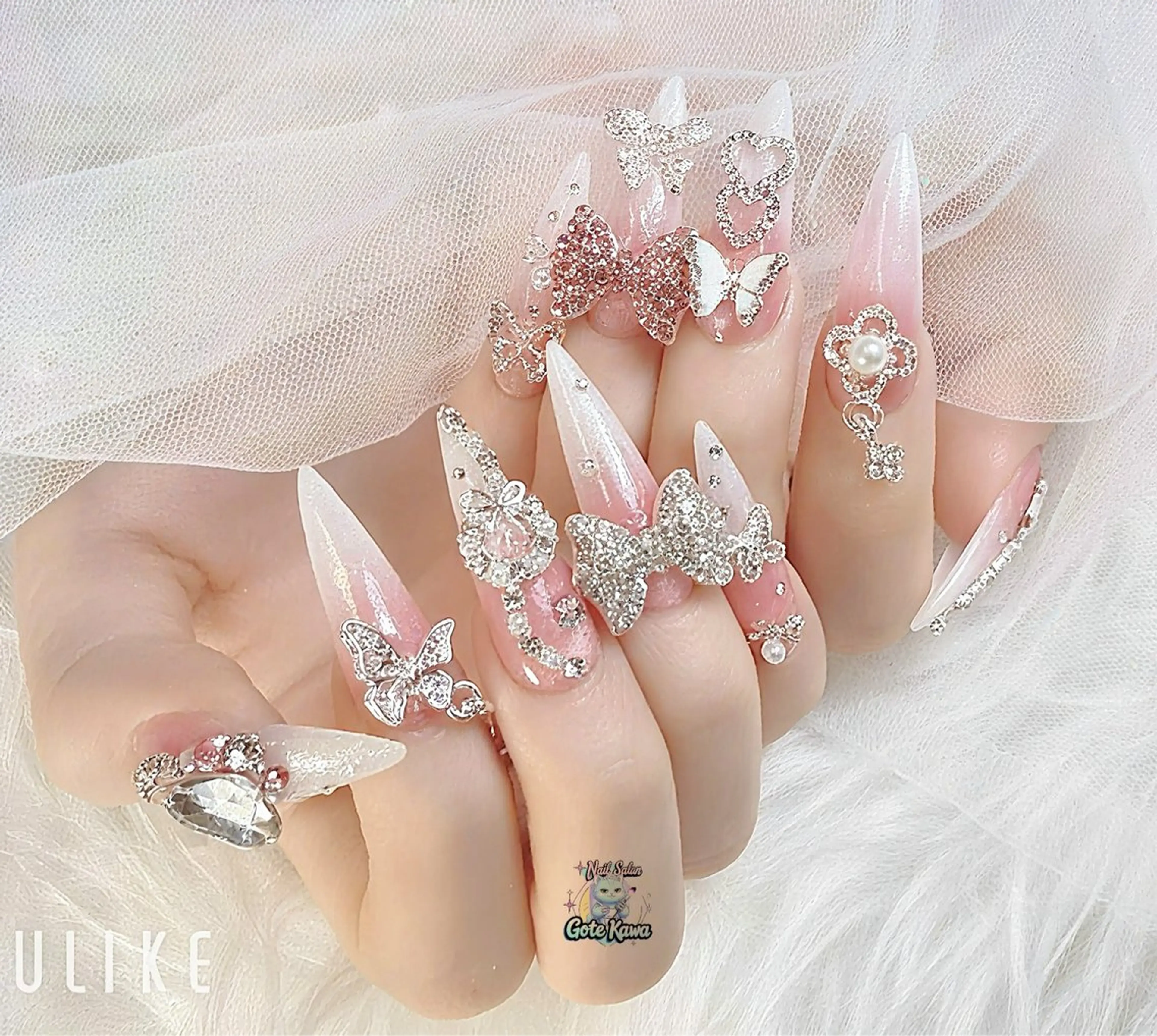 ネイル キラキラネイル ロングネイル 持ち込み リボン ワンホンネイル ハンドネイル ハンドケア Gote Kawa nail salonのネイルデザイン