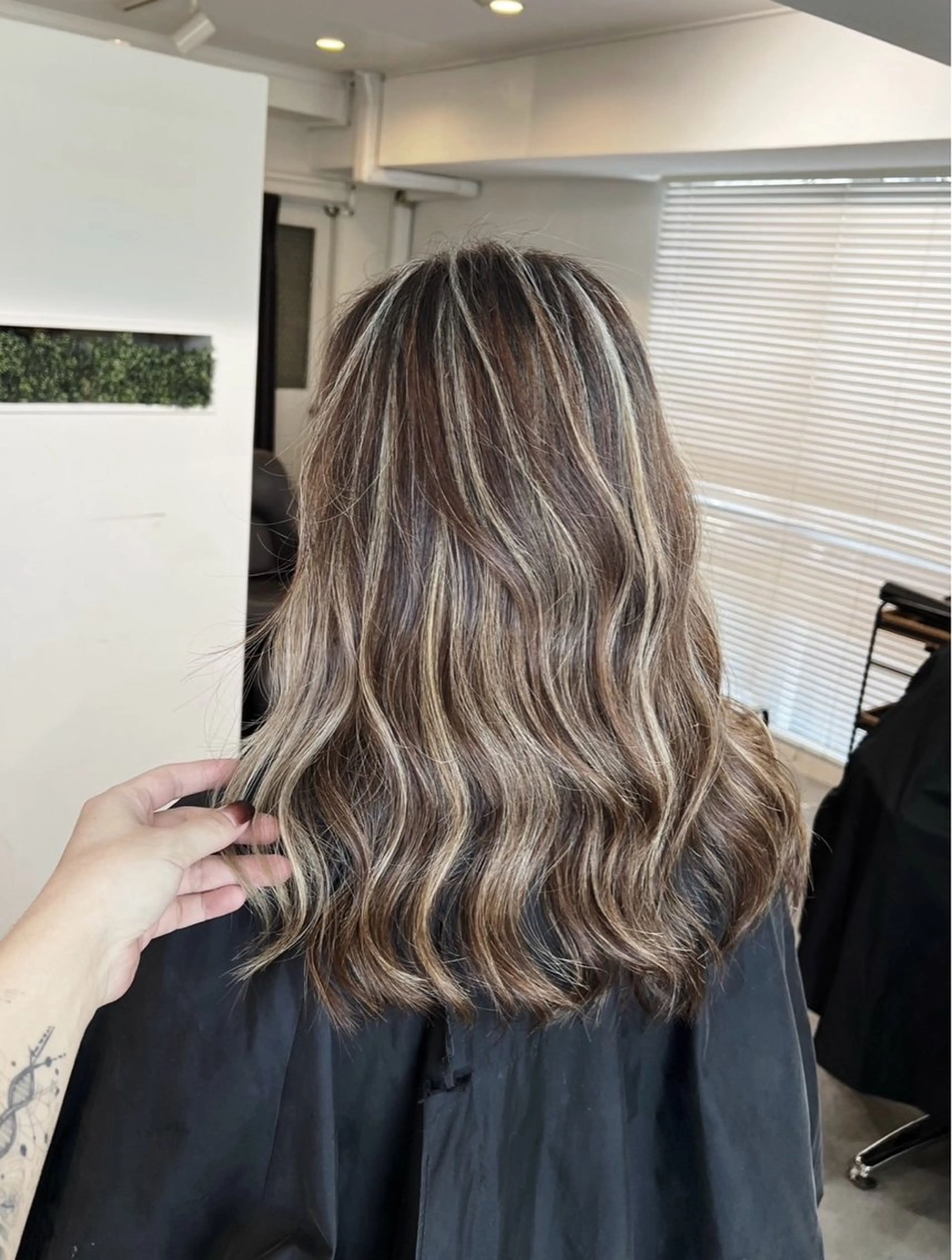 セミロング カラー グレージュ ハイライトカラー ハイライト ヘアカラー トリートメント 指名数No.1 /NAOYAのヘアスタイル