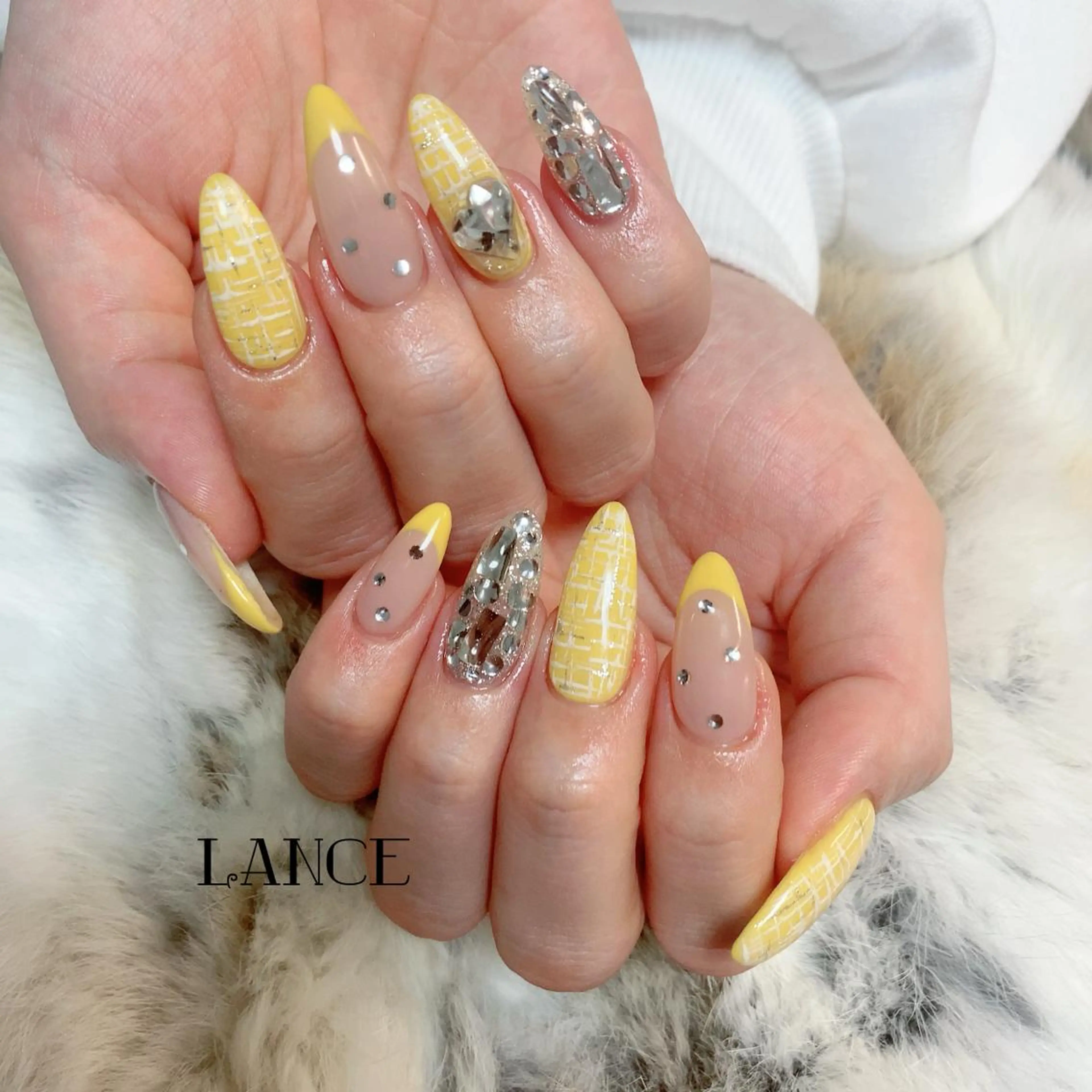 ミディアム ネイル イエローカラー オーロラネイル フレンチネイル キラキラネイル ワンホンネイル Lance nailのネイルデザイン