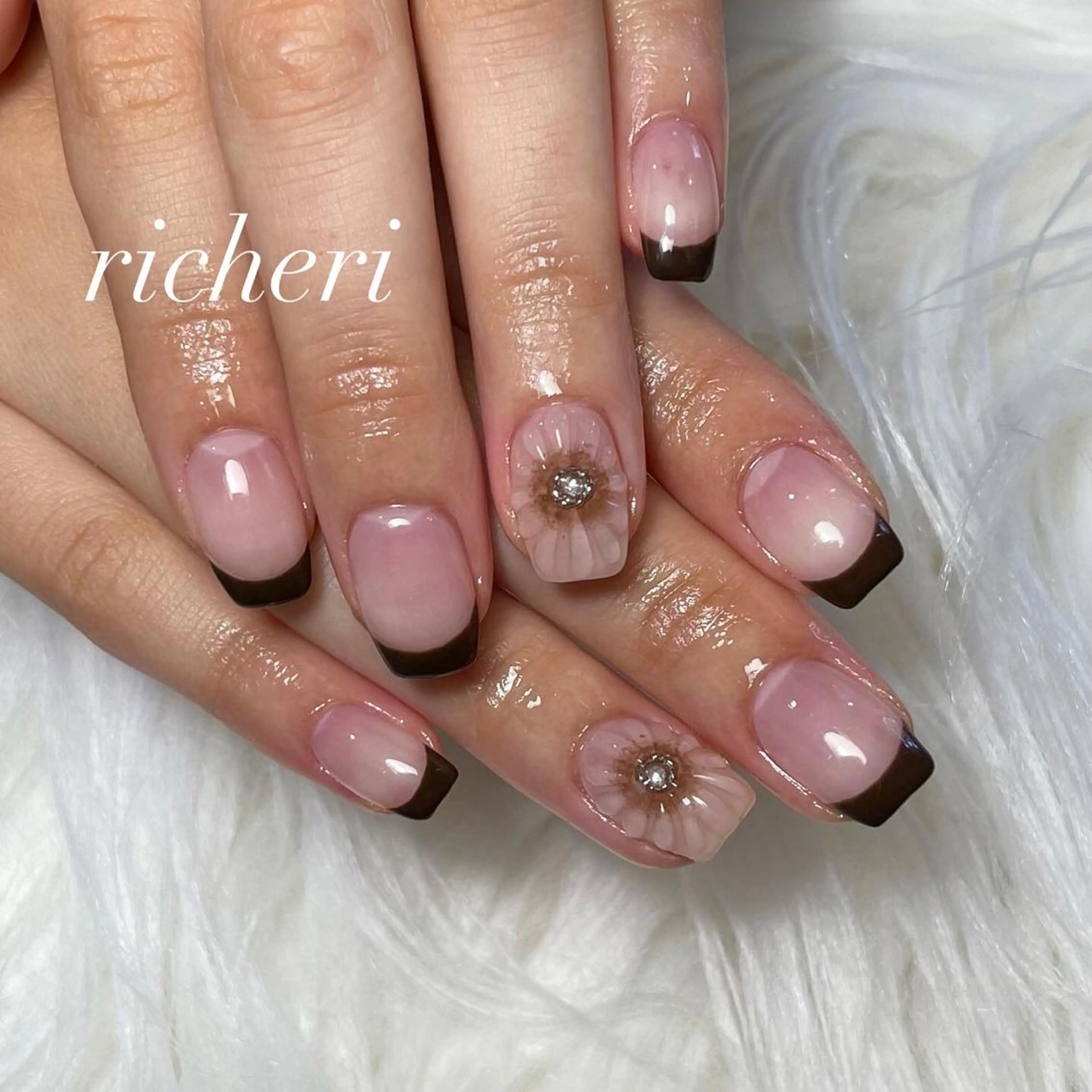 ミディアム ネイル 韓国風ヘア アートネイル ブラウン フラワーネイル フレンチネイル richeri beautyのエステ・リラクイメージ