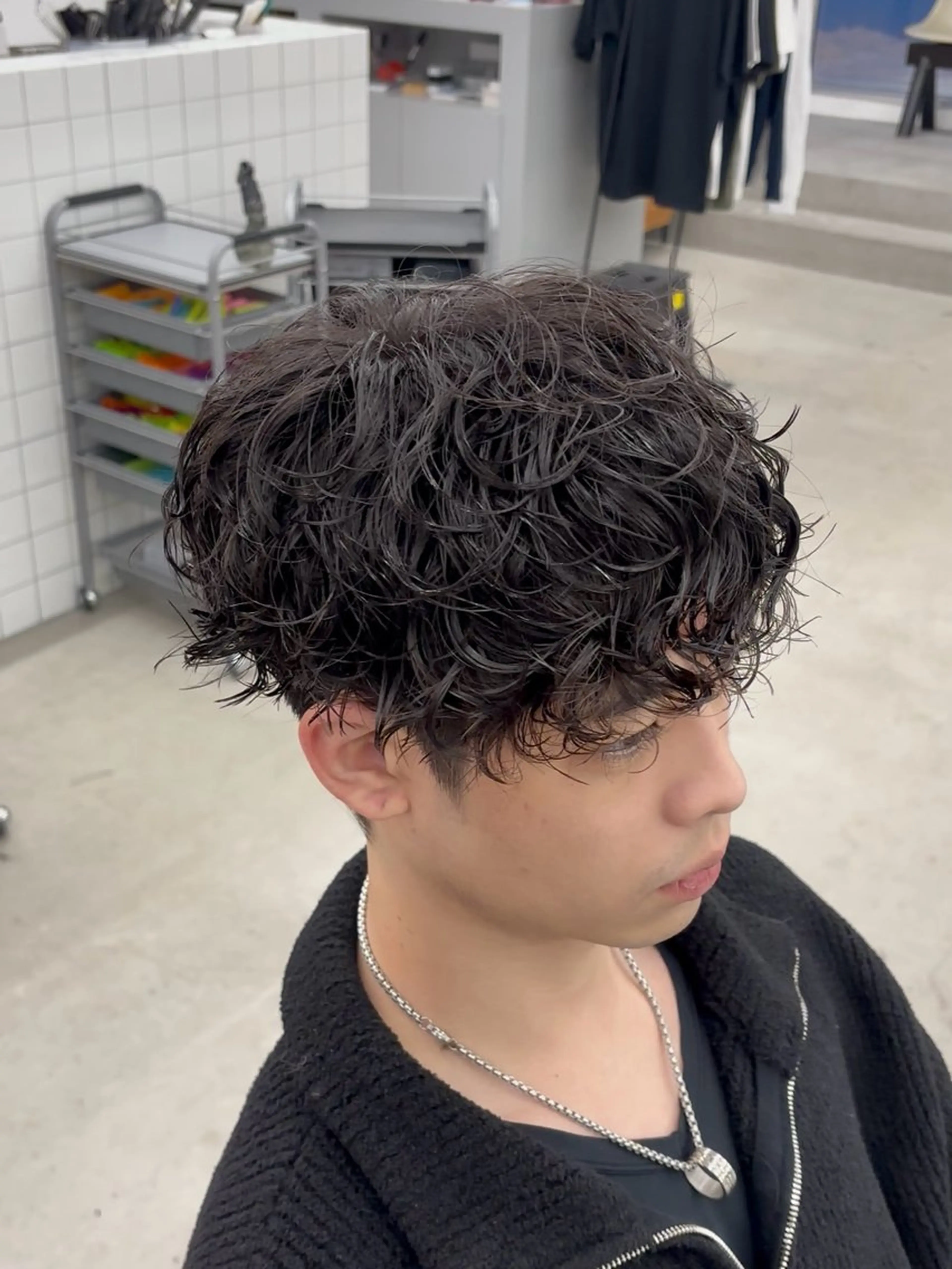 ショート パーマ メンズ メンズパーマ スパイラルパーマ カット パーマ なりたひろと / フェザーパーマのヘアスタイル