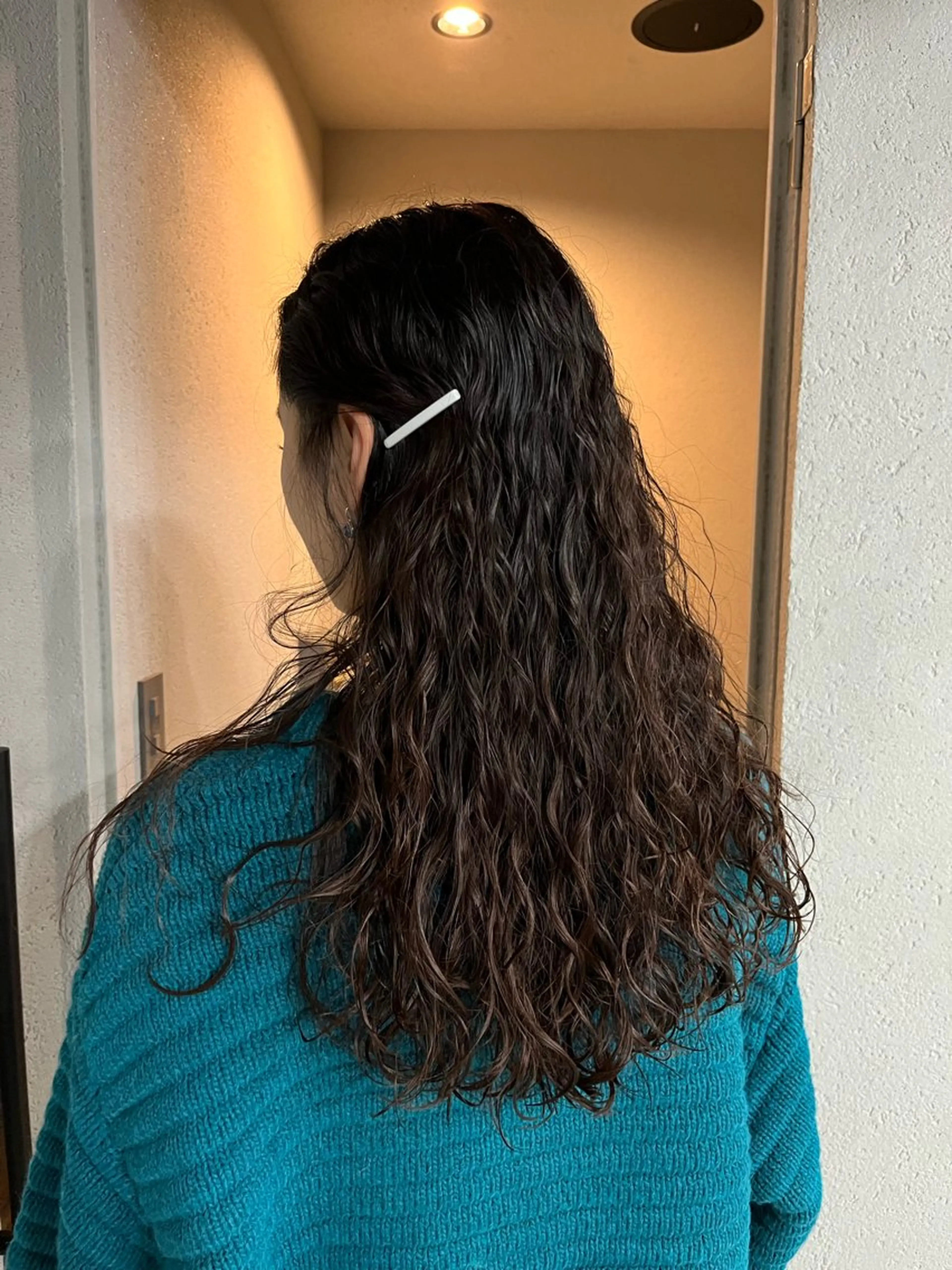 ロング パーマ ヘアアレンジ 曲がる縮毛矯正 センターパートのヘアスタイル