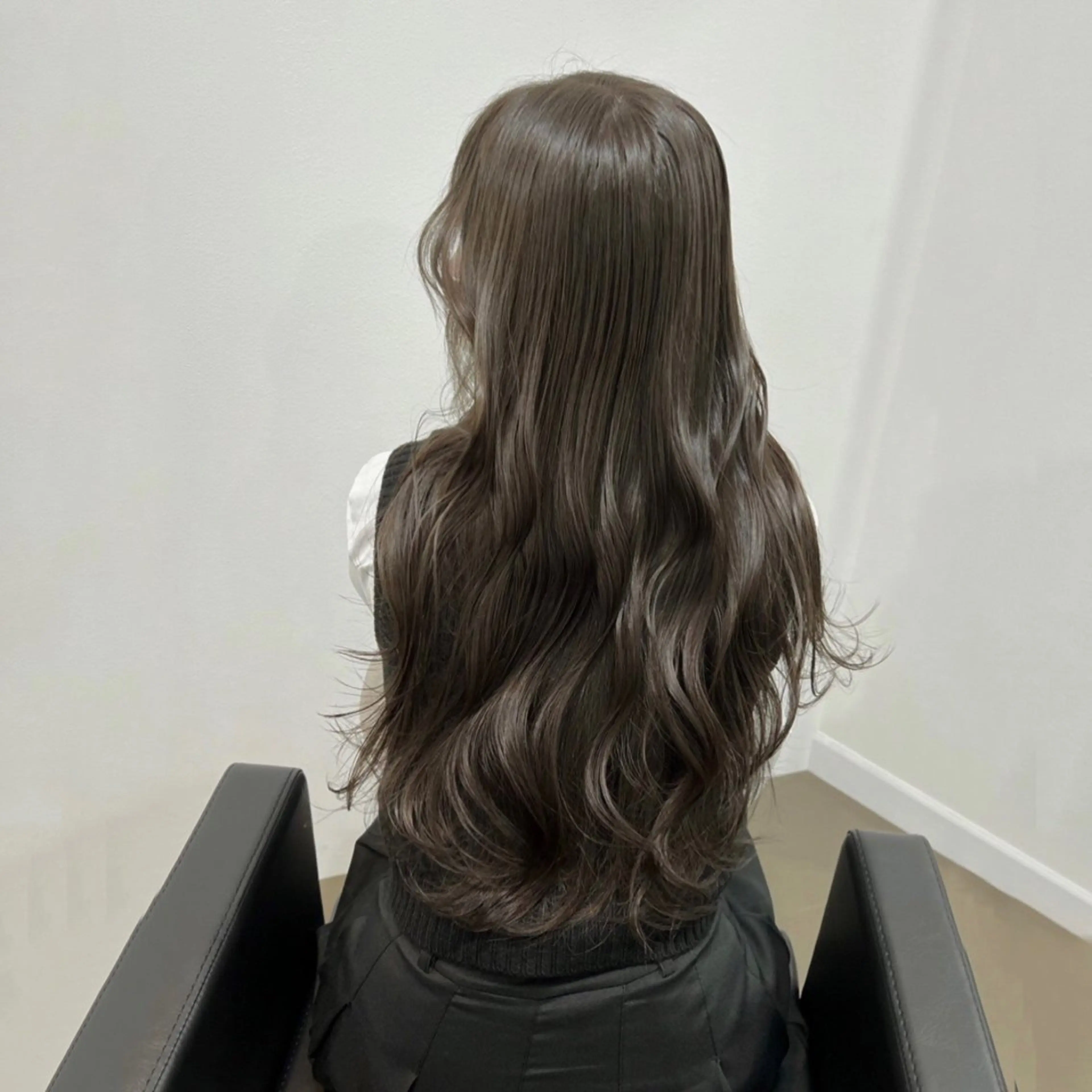 ロング カラー ベージュカラー 透明感カラー オリーブベージュ オリーブカラー ヘアカラー トリートメント ioe 元町のヘアスタイル