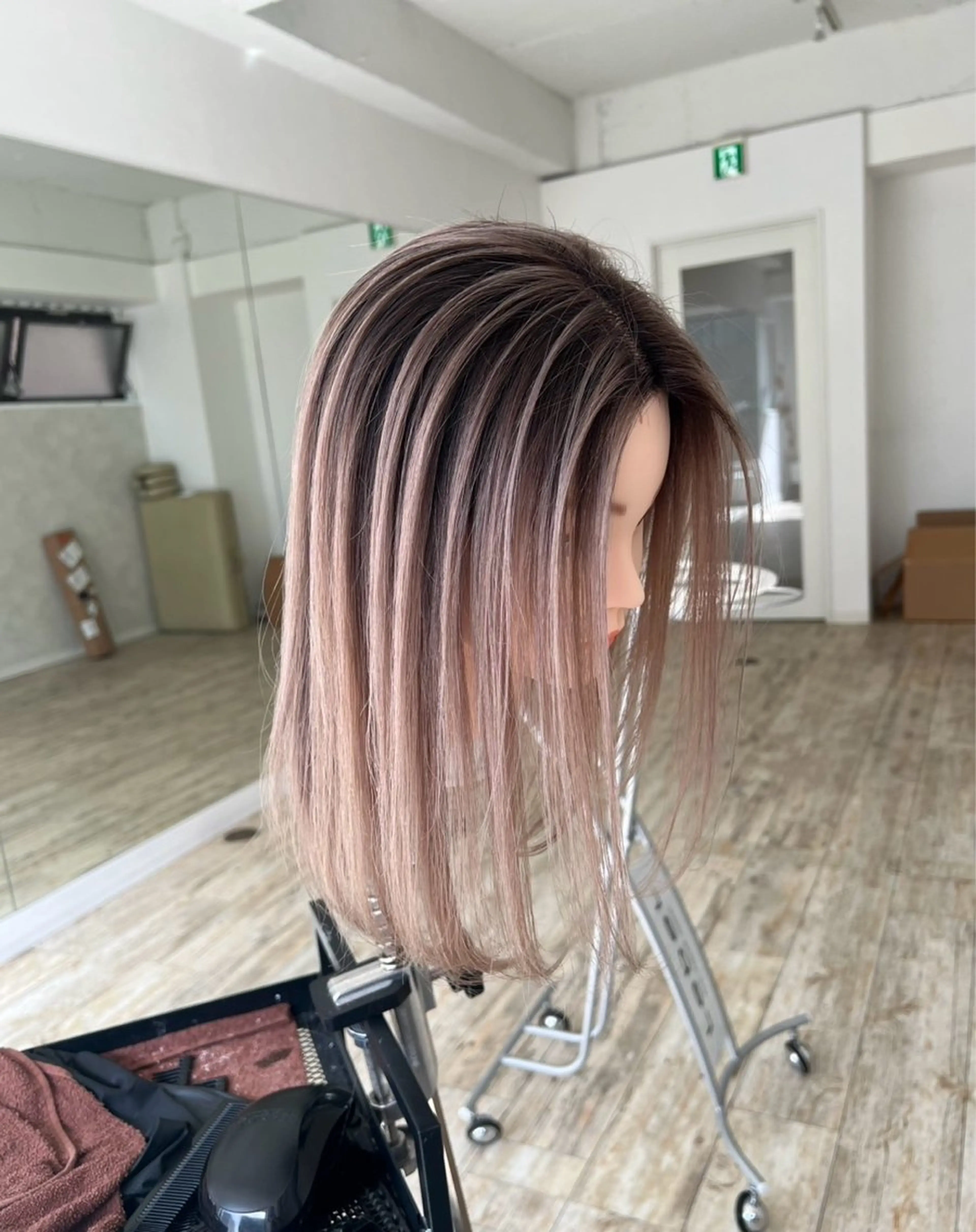 ミディアム カラー バレイヤージュ ベージュカラー ホワイトベージュ レイヤーカット ヘアカラー トリートメント ROBIN所属・指名数No.1 /NAOYAのヘアスタイル