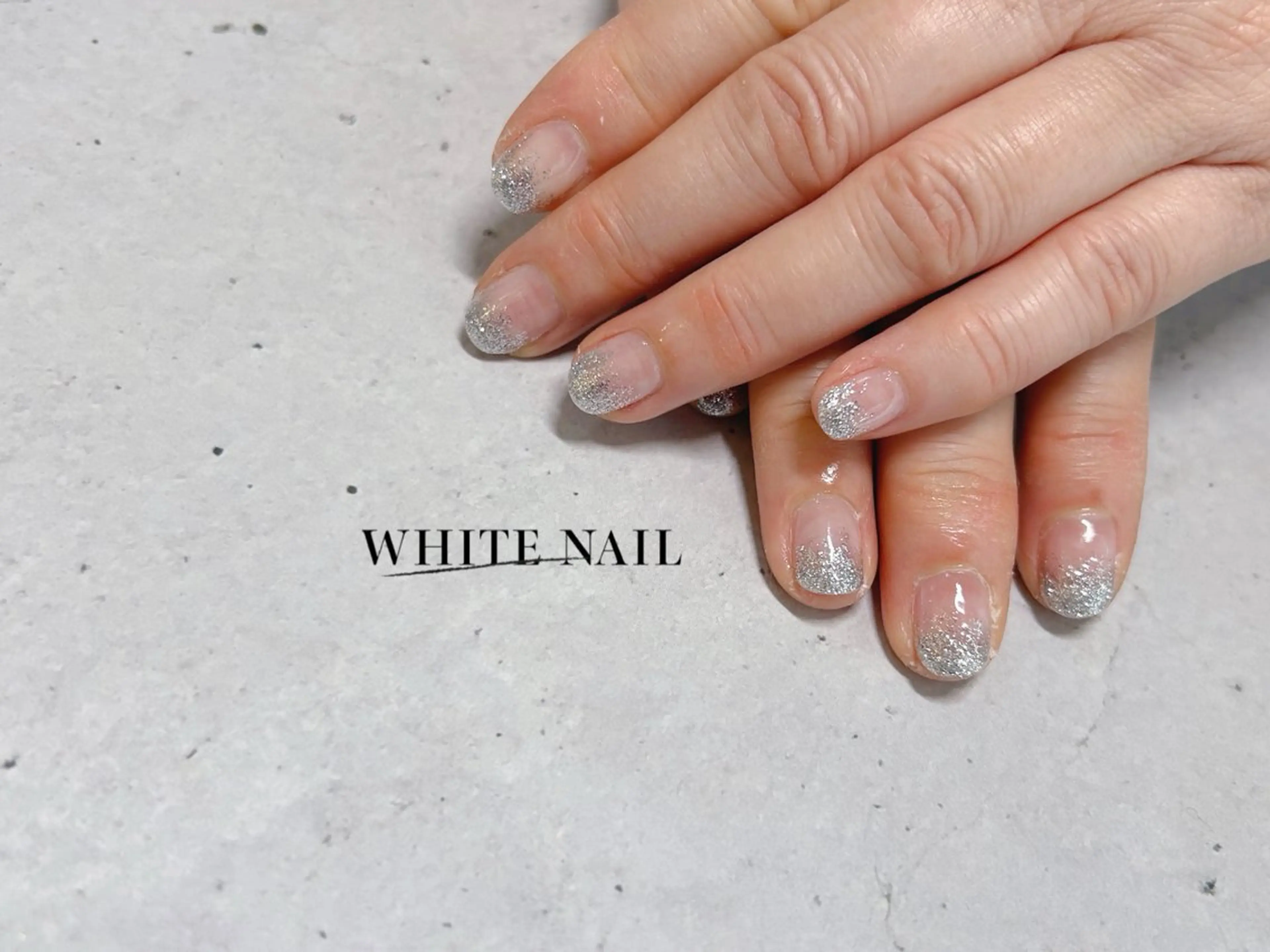 ネイル グラデーション ラメ(グリッター) ラメグラデーション ハンドネイル WHITE NAIL ホワイトネイルのネイルデザイン