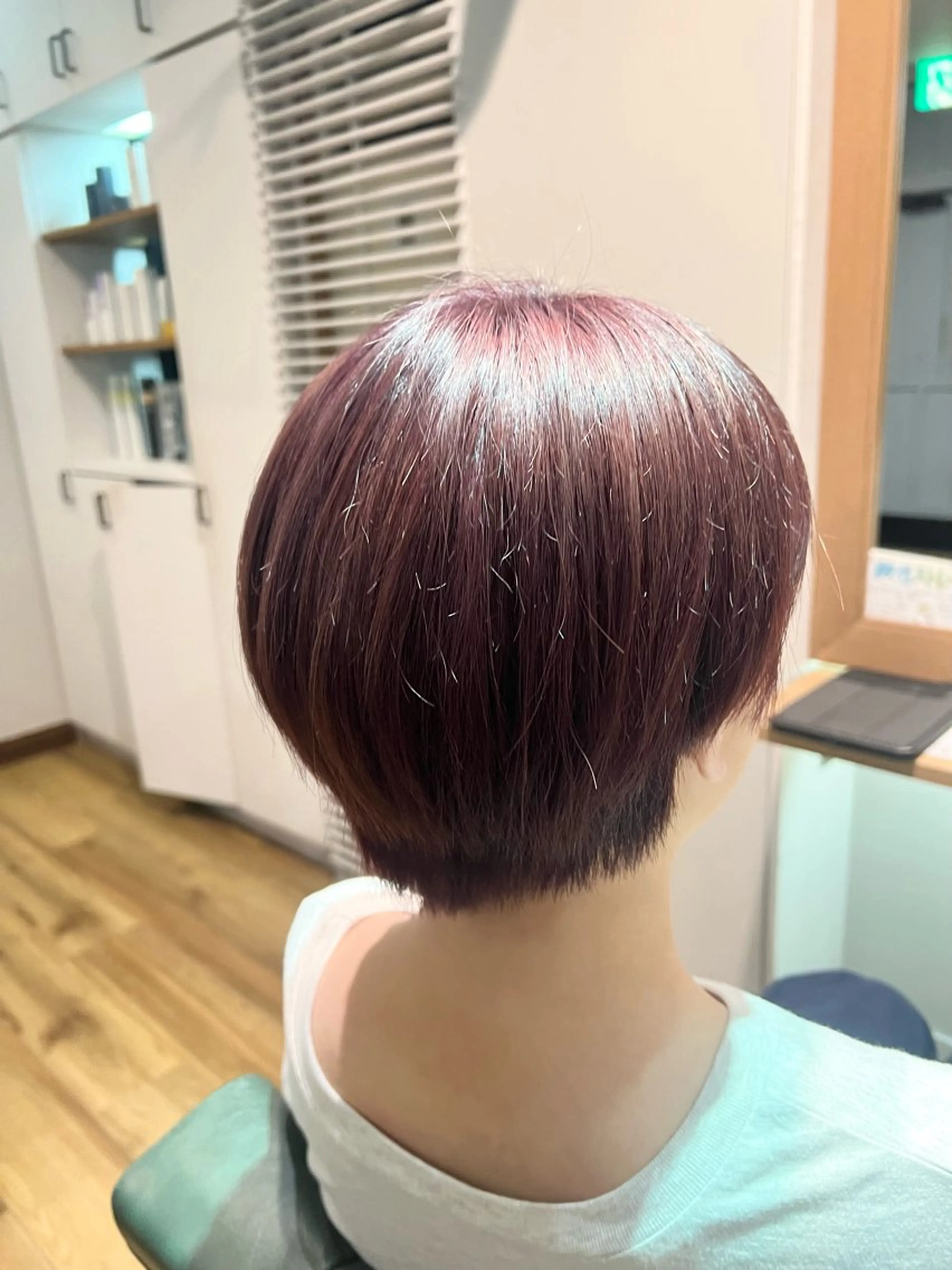 ショート カラー ブリーチ ボルドーカラー ヘアカラー トリートメント ツキダテ ユイのヘアスタイル