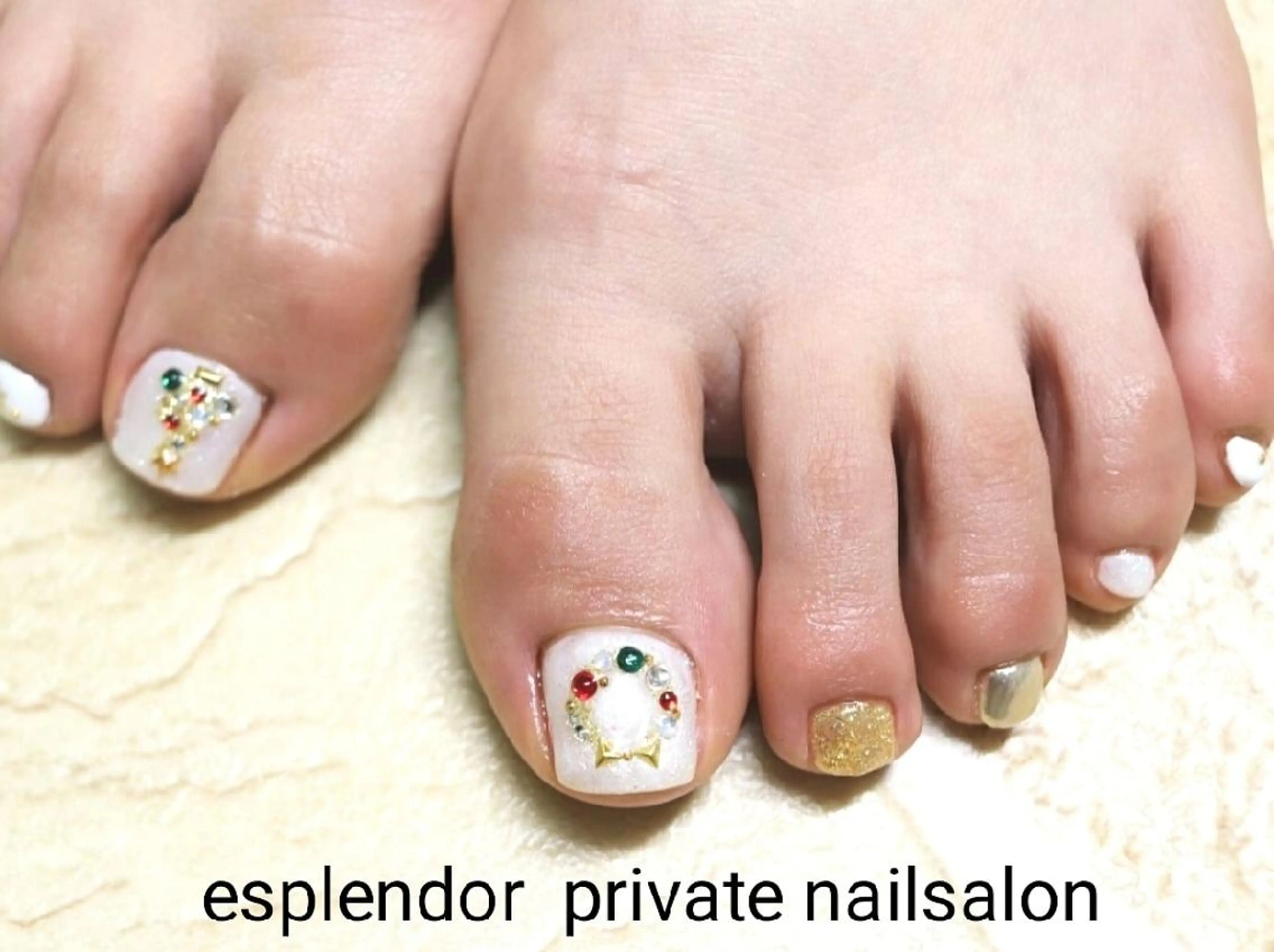 ネイル フットネイル ゴールド ホワイト 冬ネイル クリスマス esplendor  エスプレンドル所属・esplendor  小野寺のネイルデザイン