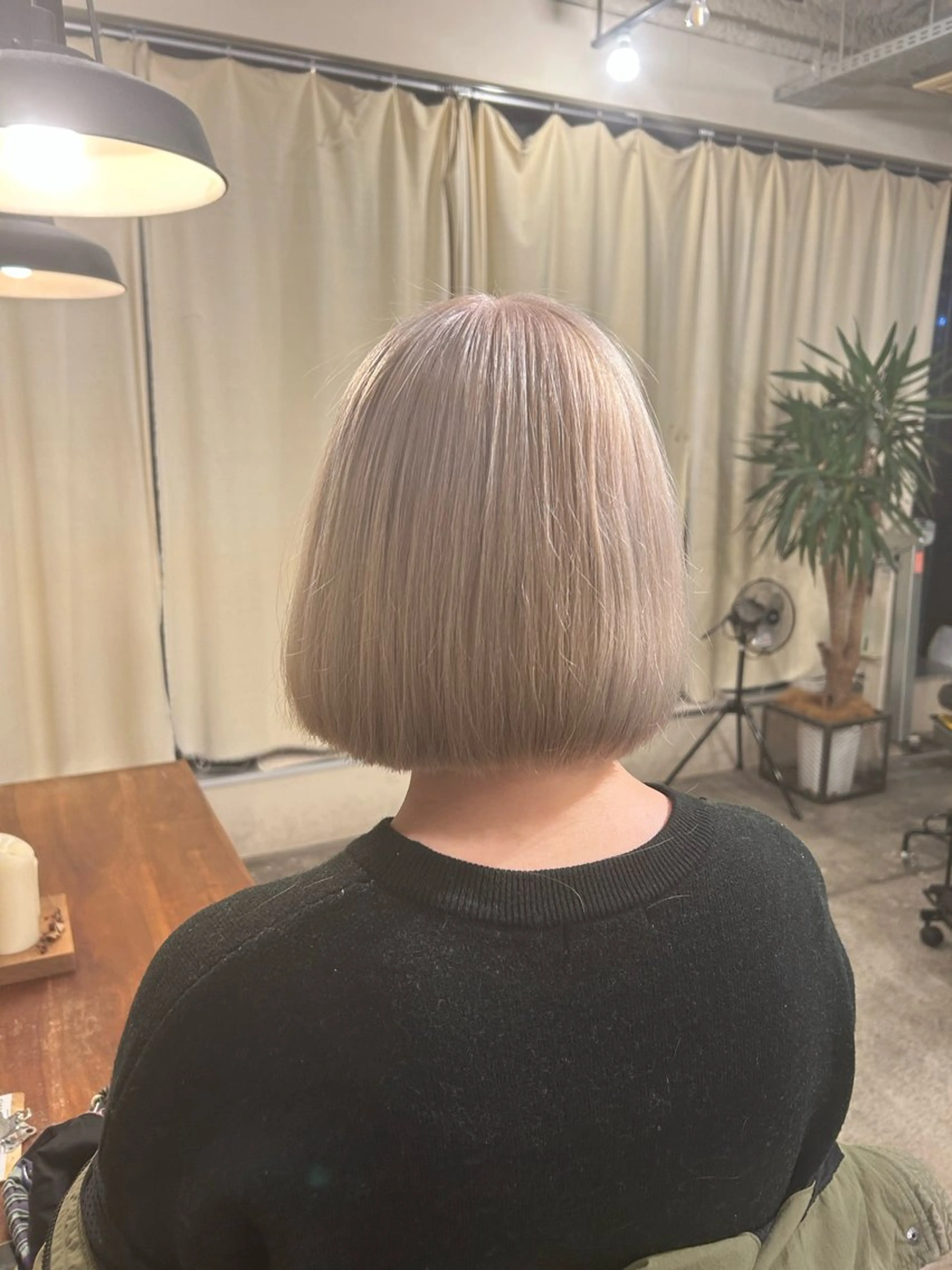 ショート カラー ベージュカラー ホワイトベージュ カット ヘアカラー the BRIDGE 加藤みのりのヘアスタイル