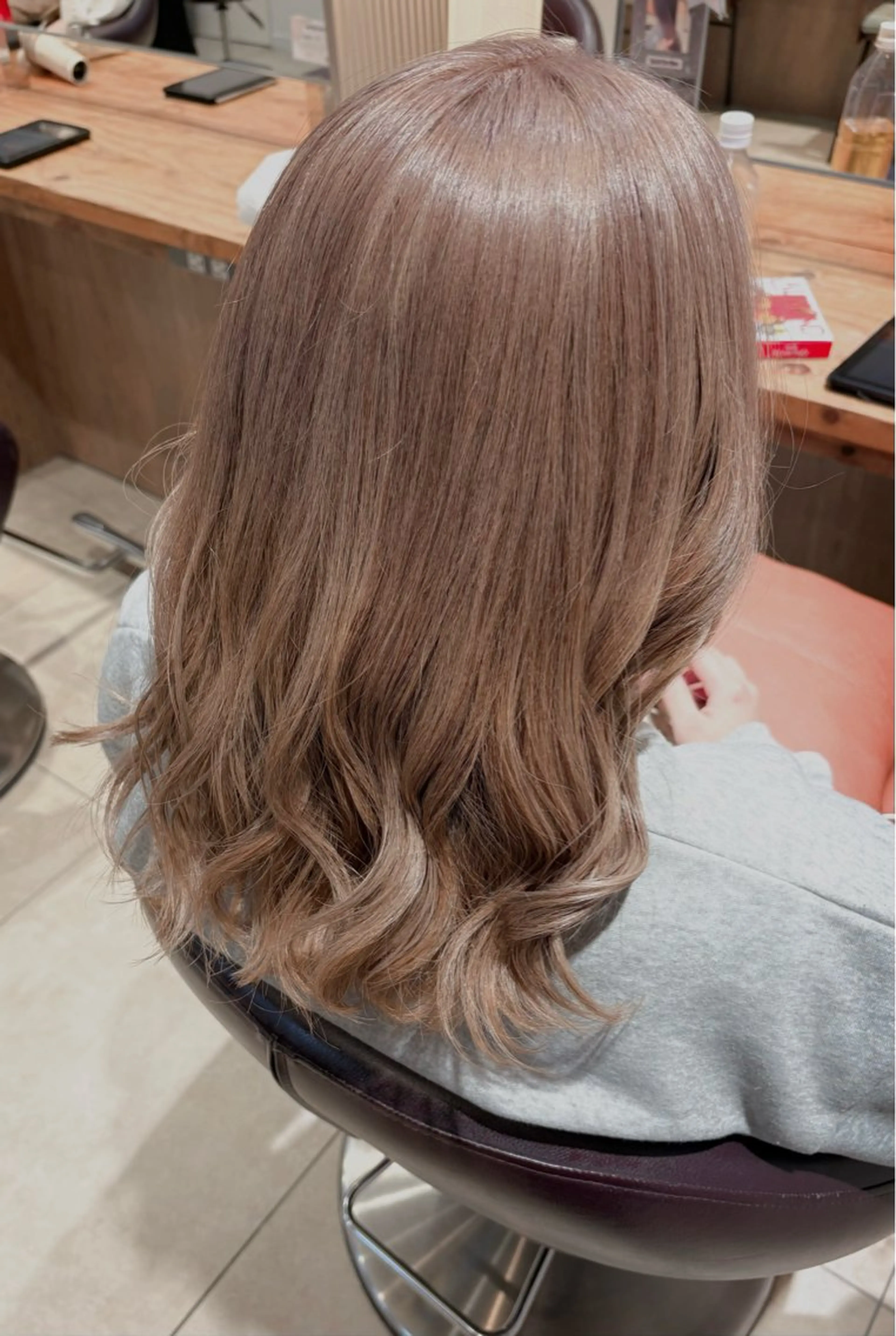 ミディアム カラー 七海 詩音のヘアスタイル