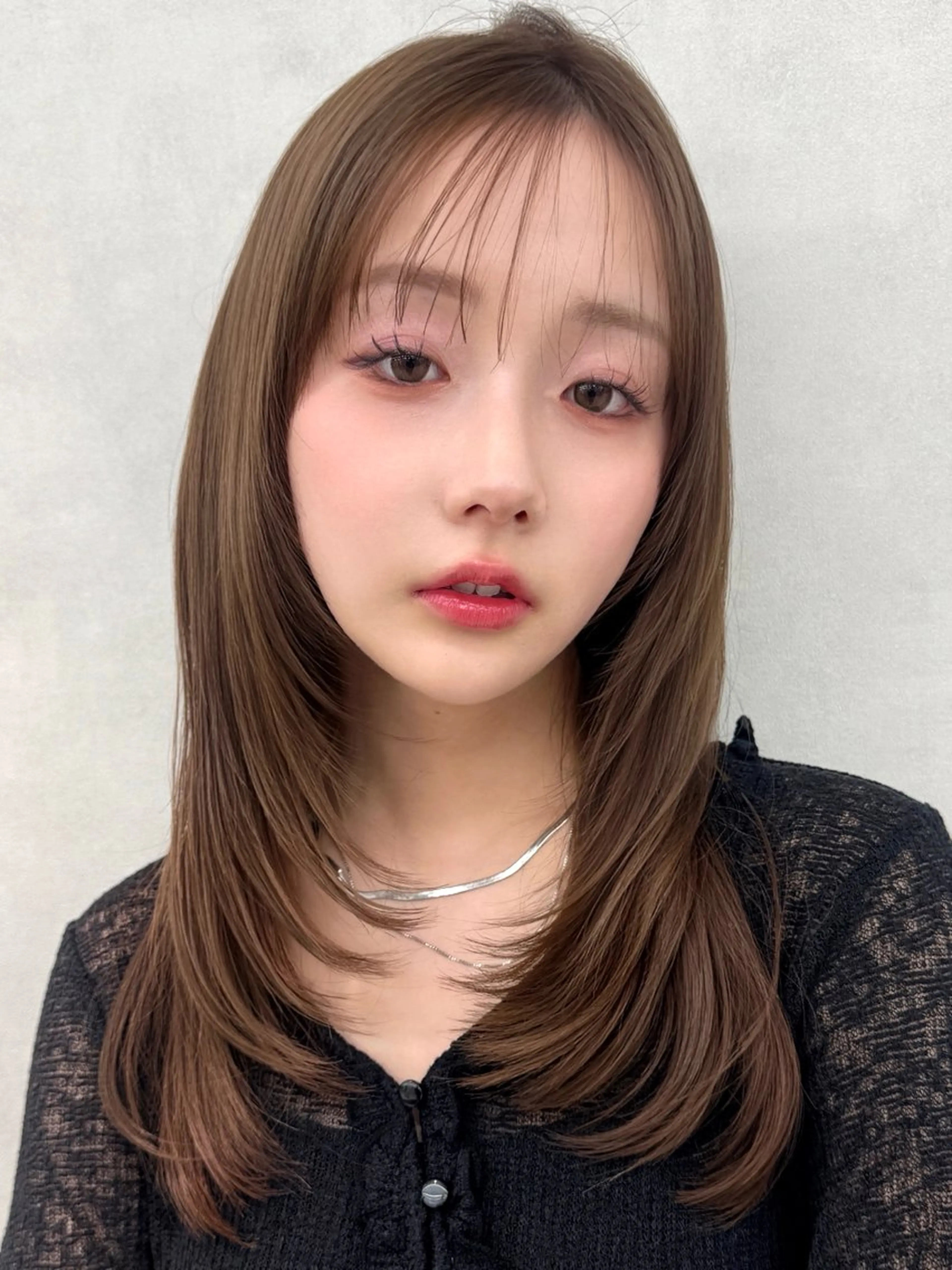セミロング カラー ブラウンカラー ショコラブラウン 初瀬 里桜のヘアスタイル