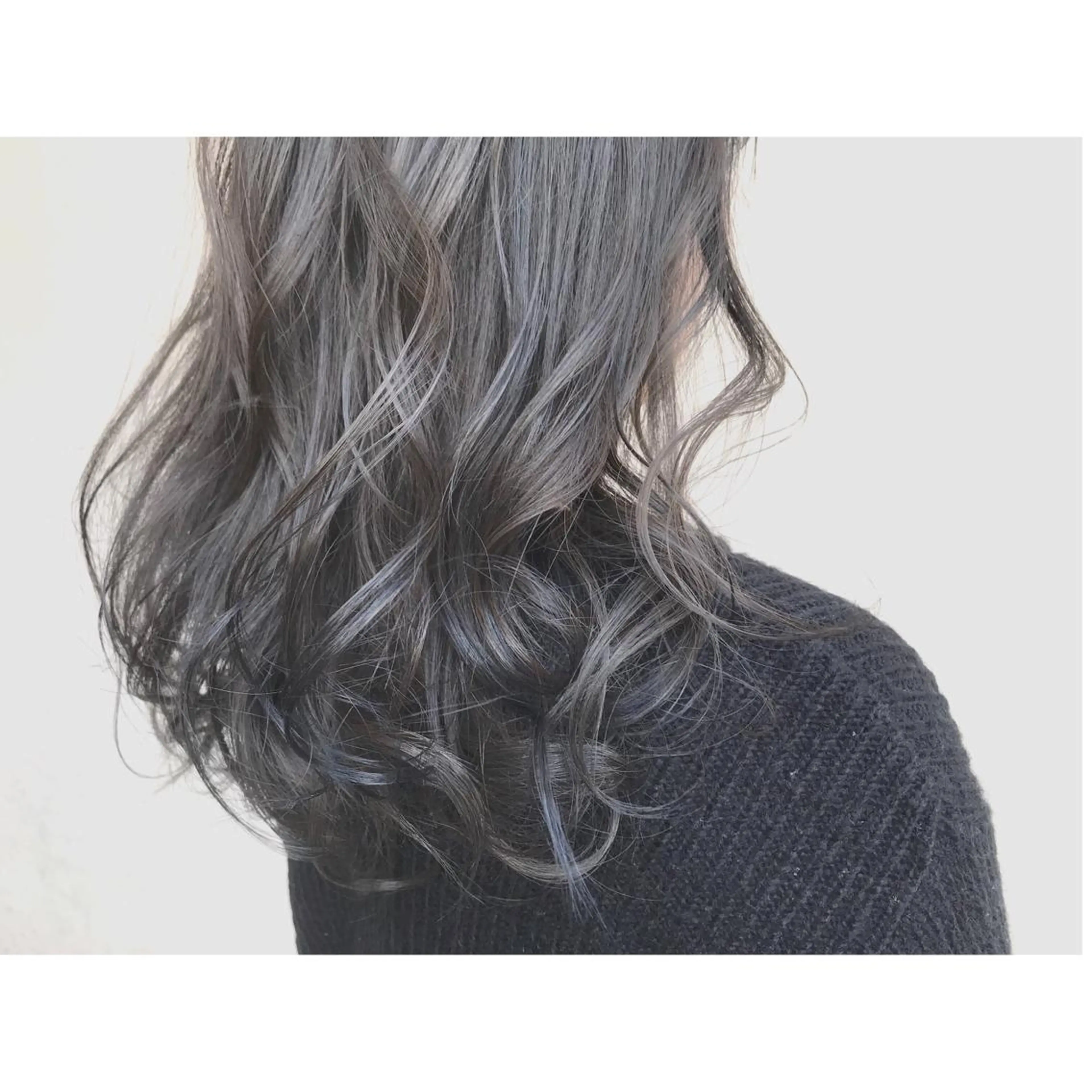 セミロング カラー アディクシーカラー アッシュ アッシュグレー グレージュ ハイライトカラー なかにし まゆみのヘアスタイル
