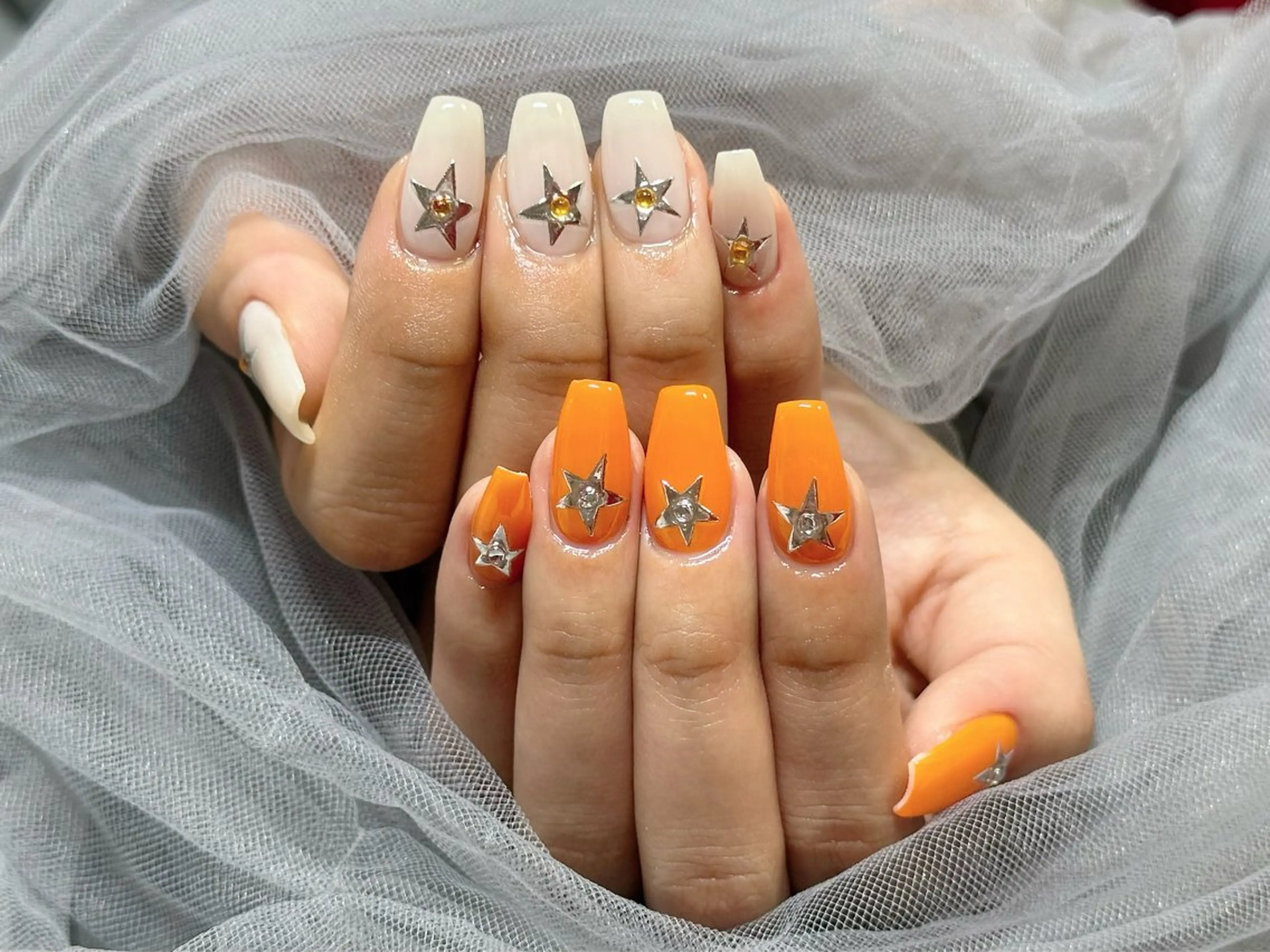 ネイル オレンジ ホワイト ハンドネイル KURELLY所属・Nail Salon KURELLYのネイルデザイン
