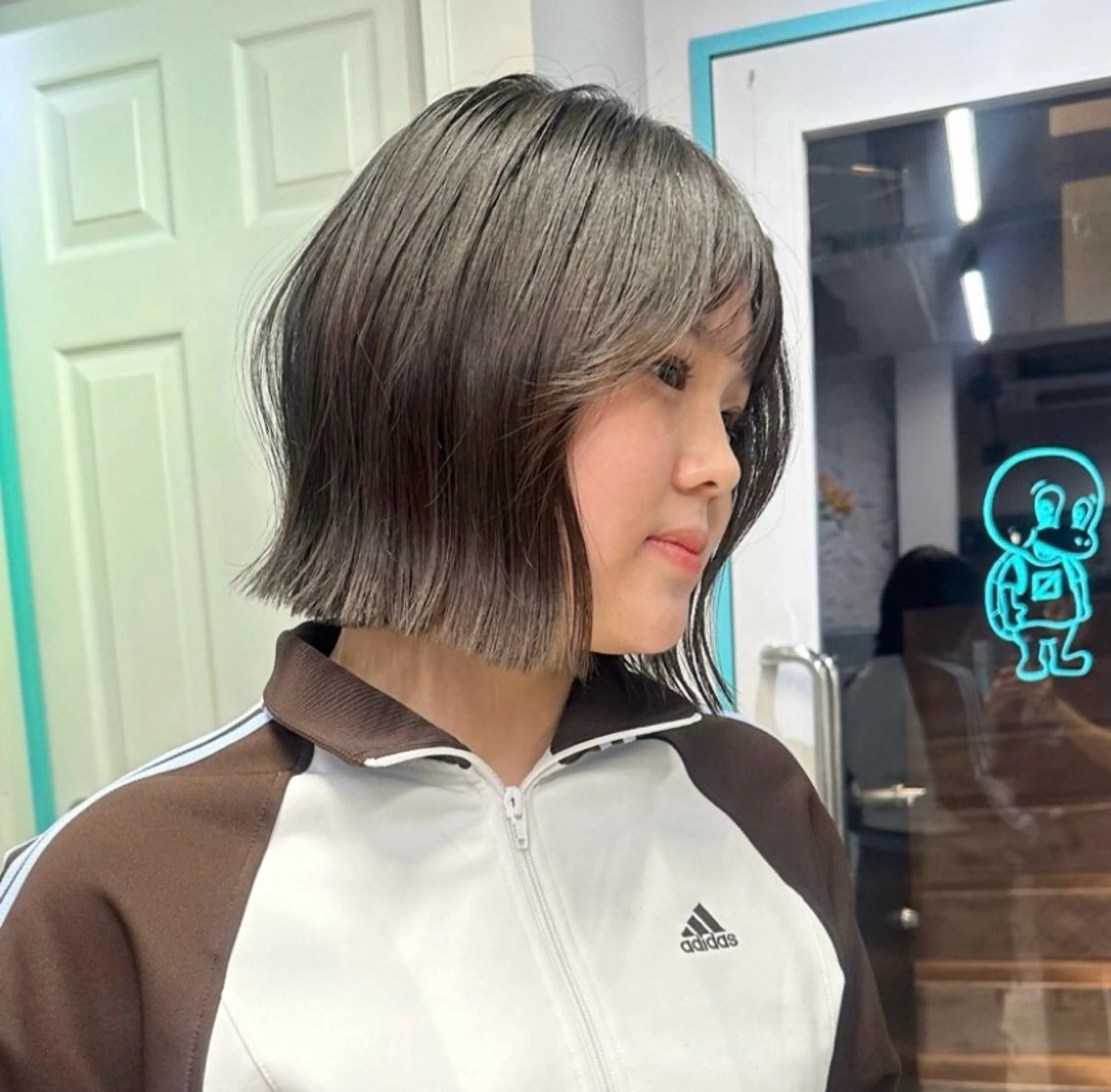 ショート 小顔に見えるボブ 透明感カラー🪽のヘアスタイル