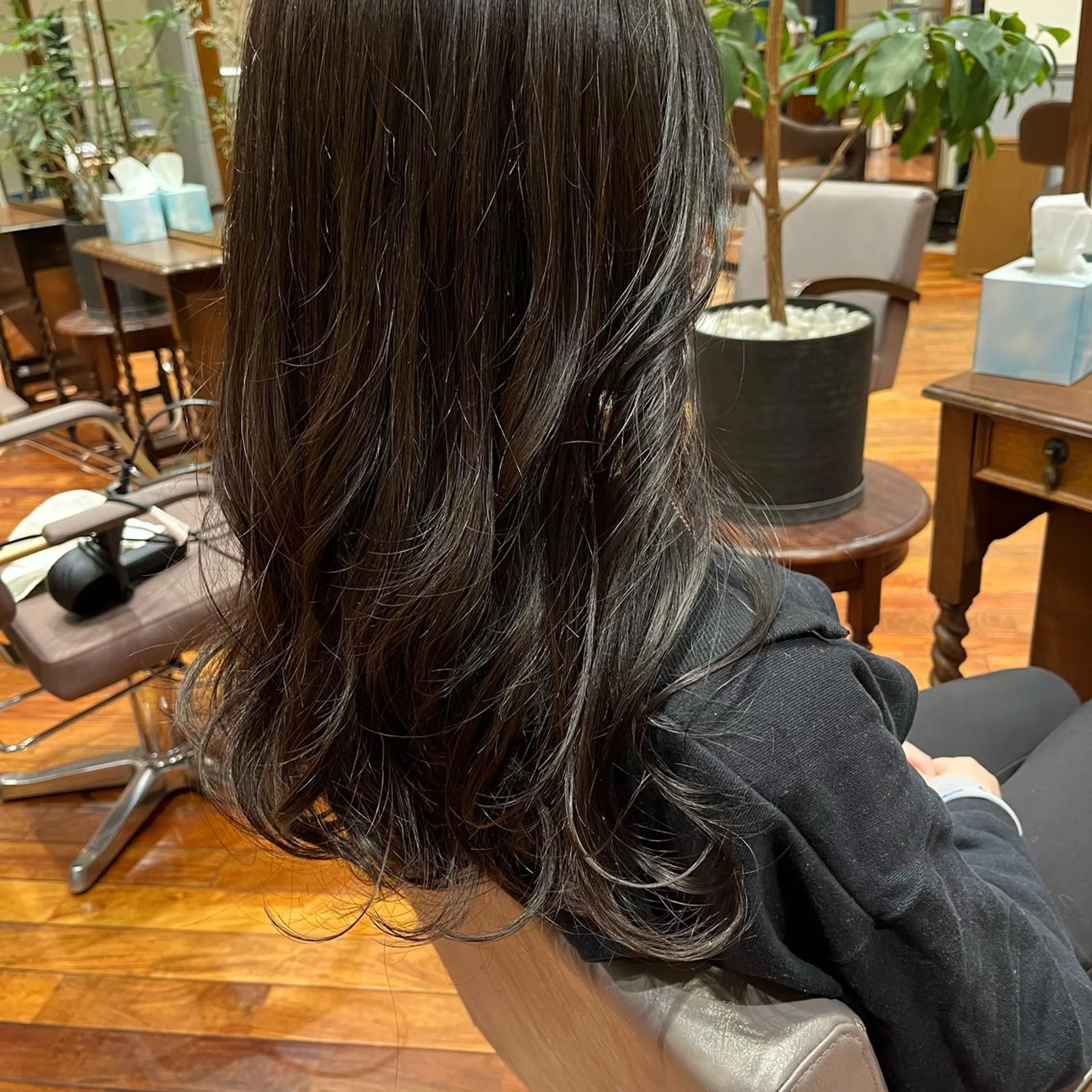 ロング カラー 梅本 佳容子のヘアスタイル