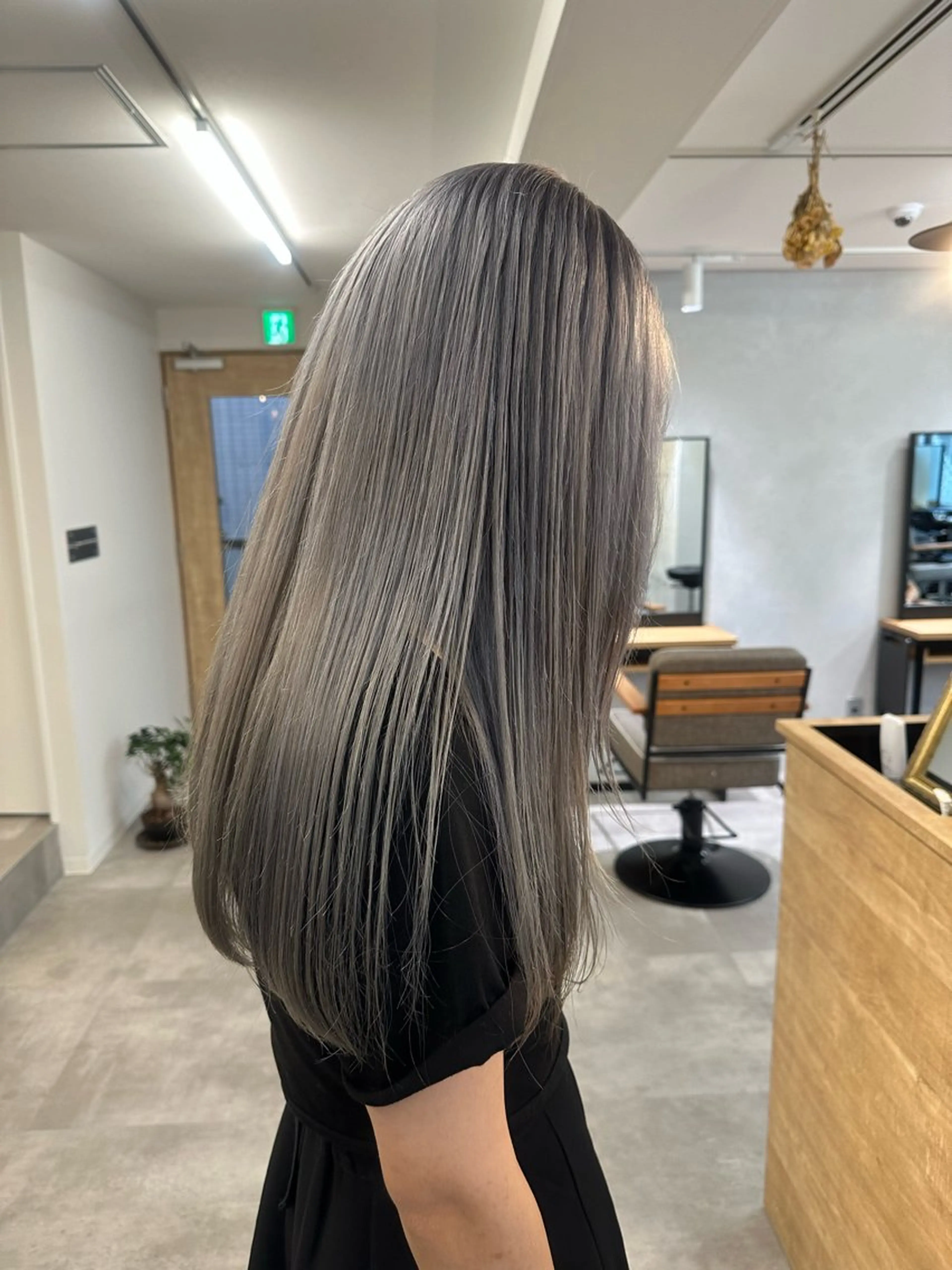 カラー ブルーカラー ハイトーンカラー シルバー 谷山 葵のヘアスタイル