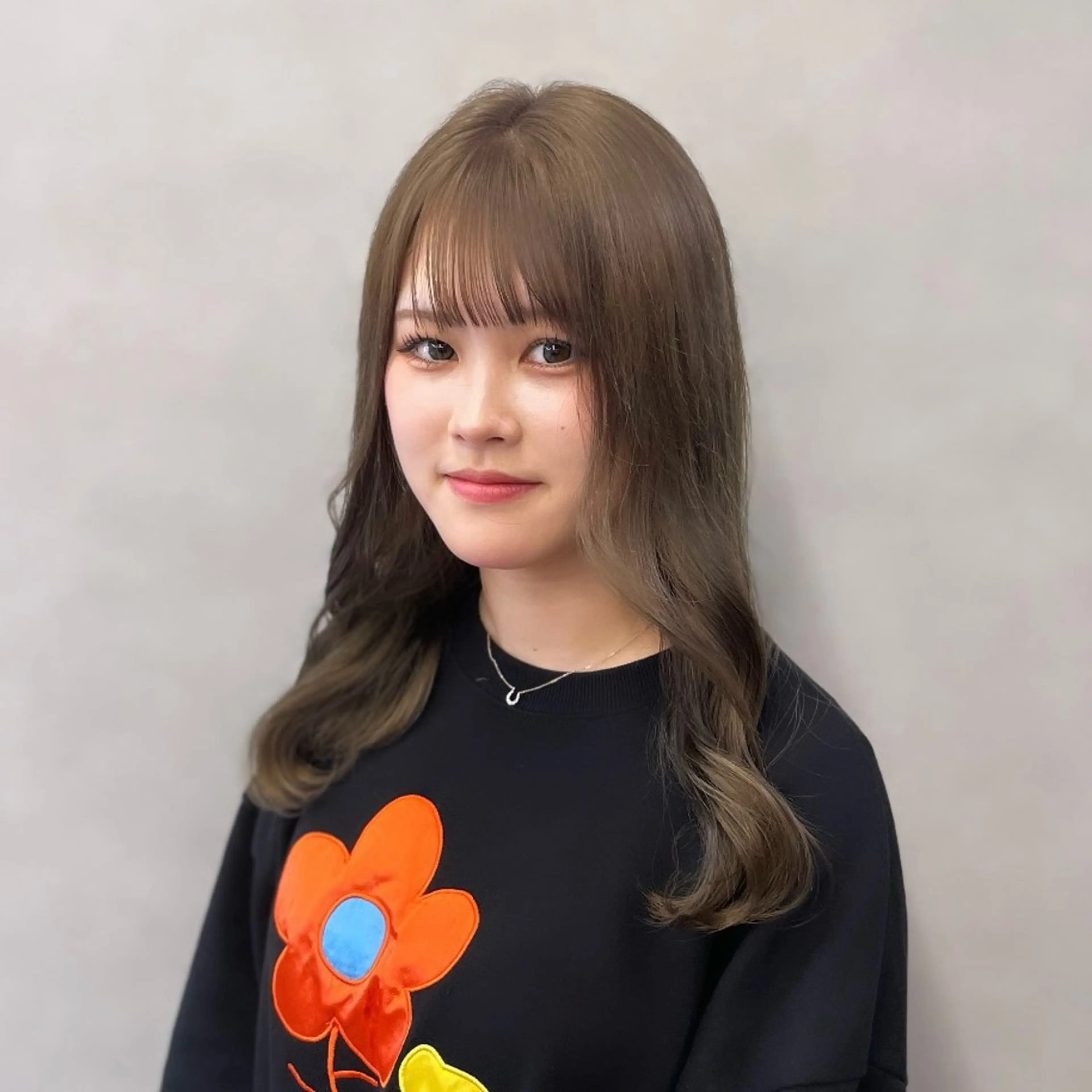 セミロング カラー ブリーチ グレージュ ヘアカラー Rui/透明感カラー 暖色/レイヤーカットのヘアスタイル