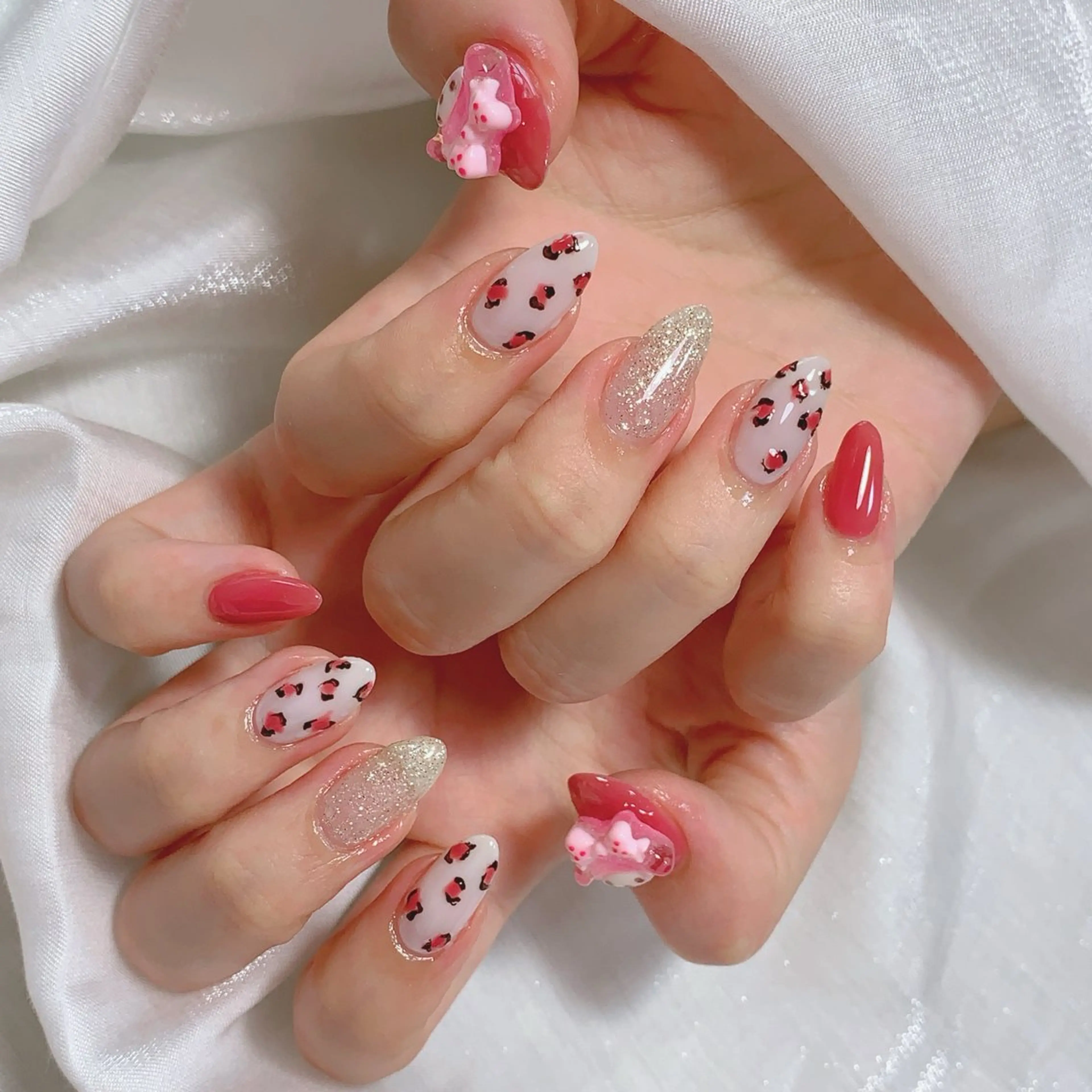 ネイル ブルー チークネイル フレンチネイル ハート ホログラムネイル ハンドネイル インフィニティ ネイルサロンのネイルデザイン