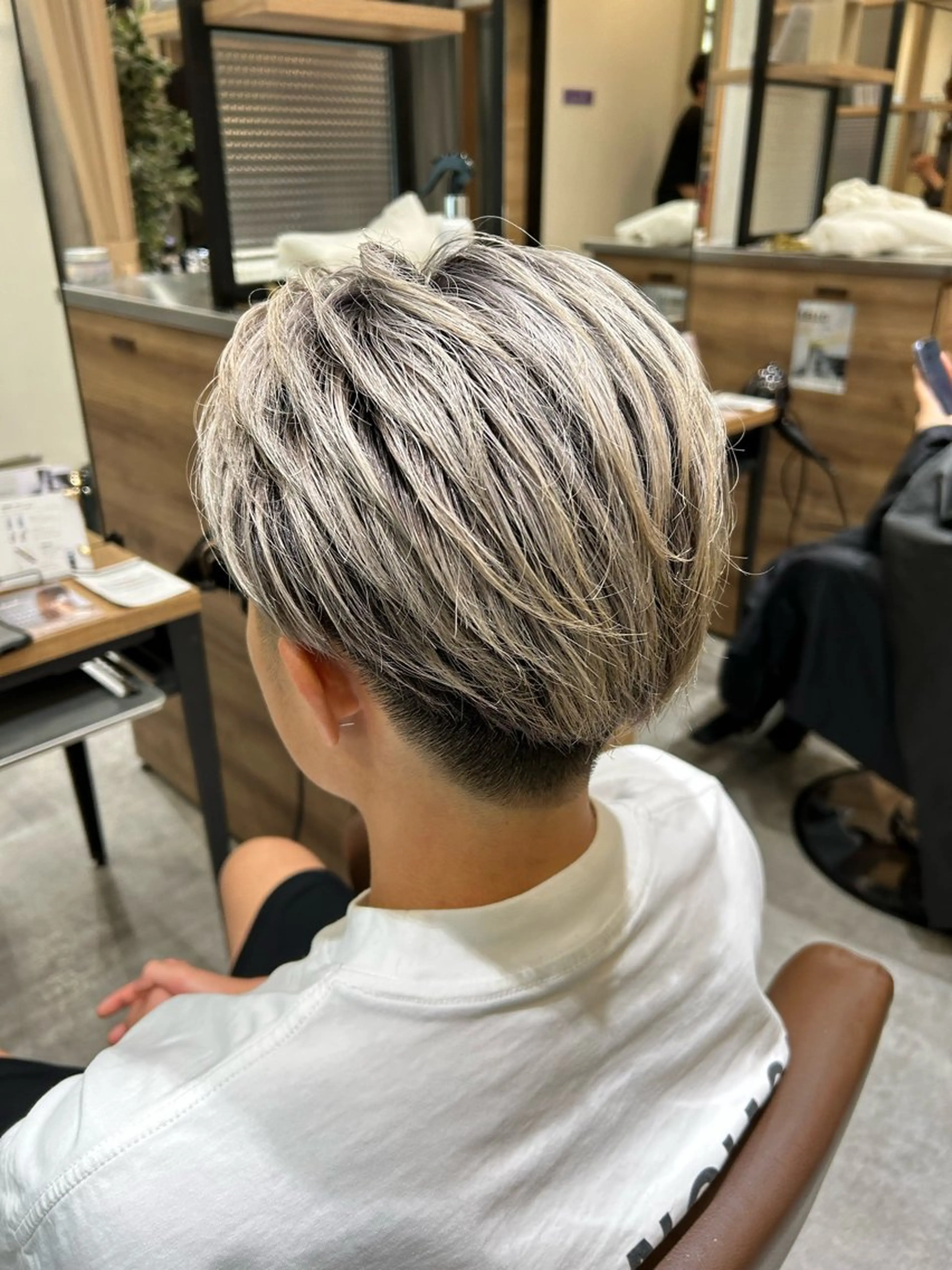 ショート カラー メンズ メンズバレイヤージュ メンズハイトーン バレイヤージュ ハイトーンカラー レイヤーカット カット ヘアカラー 穐山 翔也のヘアスタイル