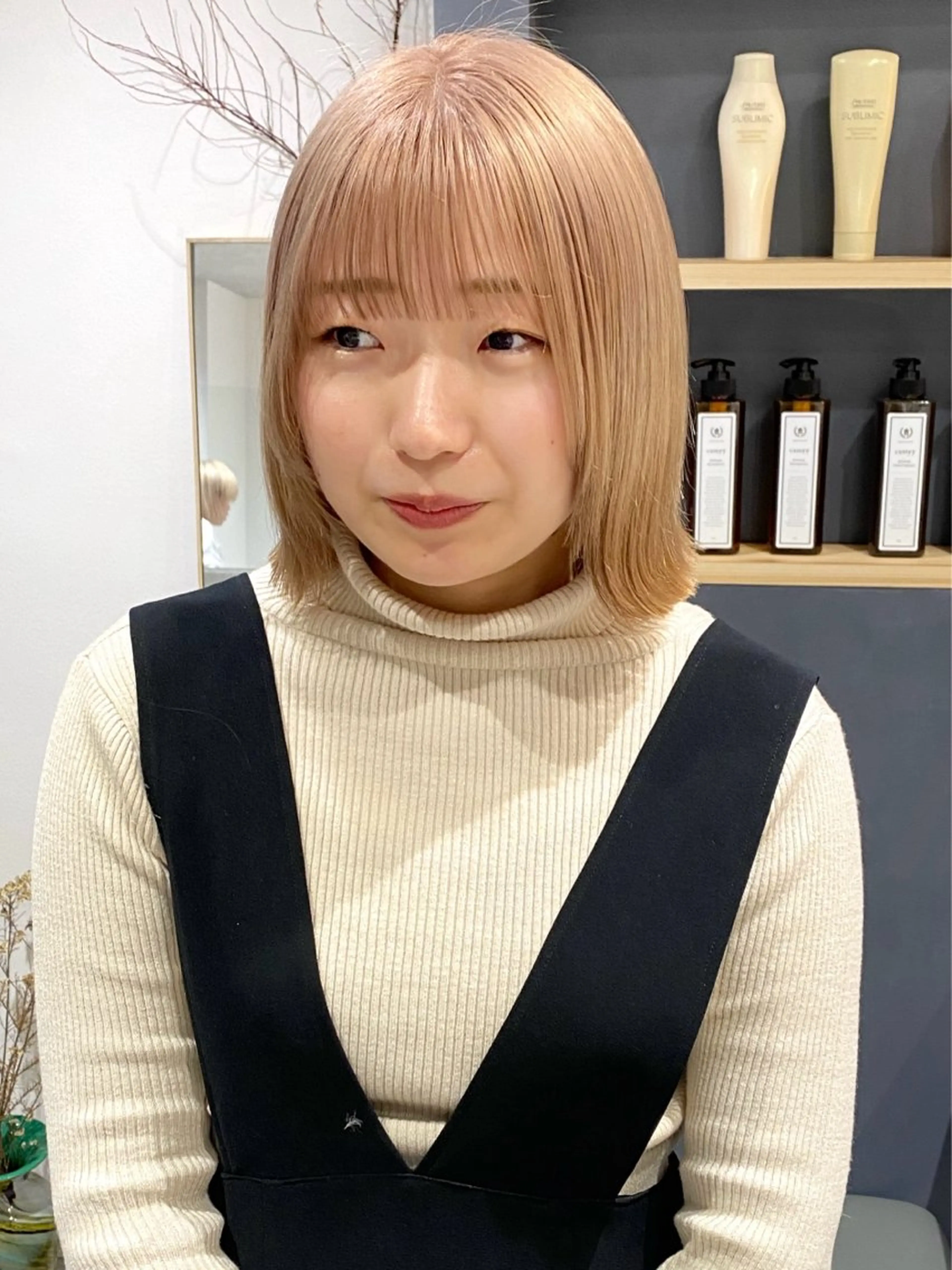 ミディアム カラー 切りっぱなしボブ ベージュカラー ブリーチ ケアブリーチ 透明感カラー カット ヘアカラー トリートメント saki🌼ボブ× 透明感カラー🌼のヘアスタイル