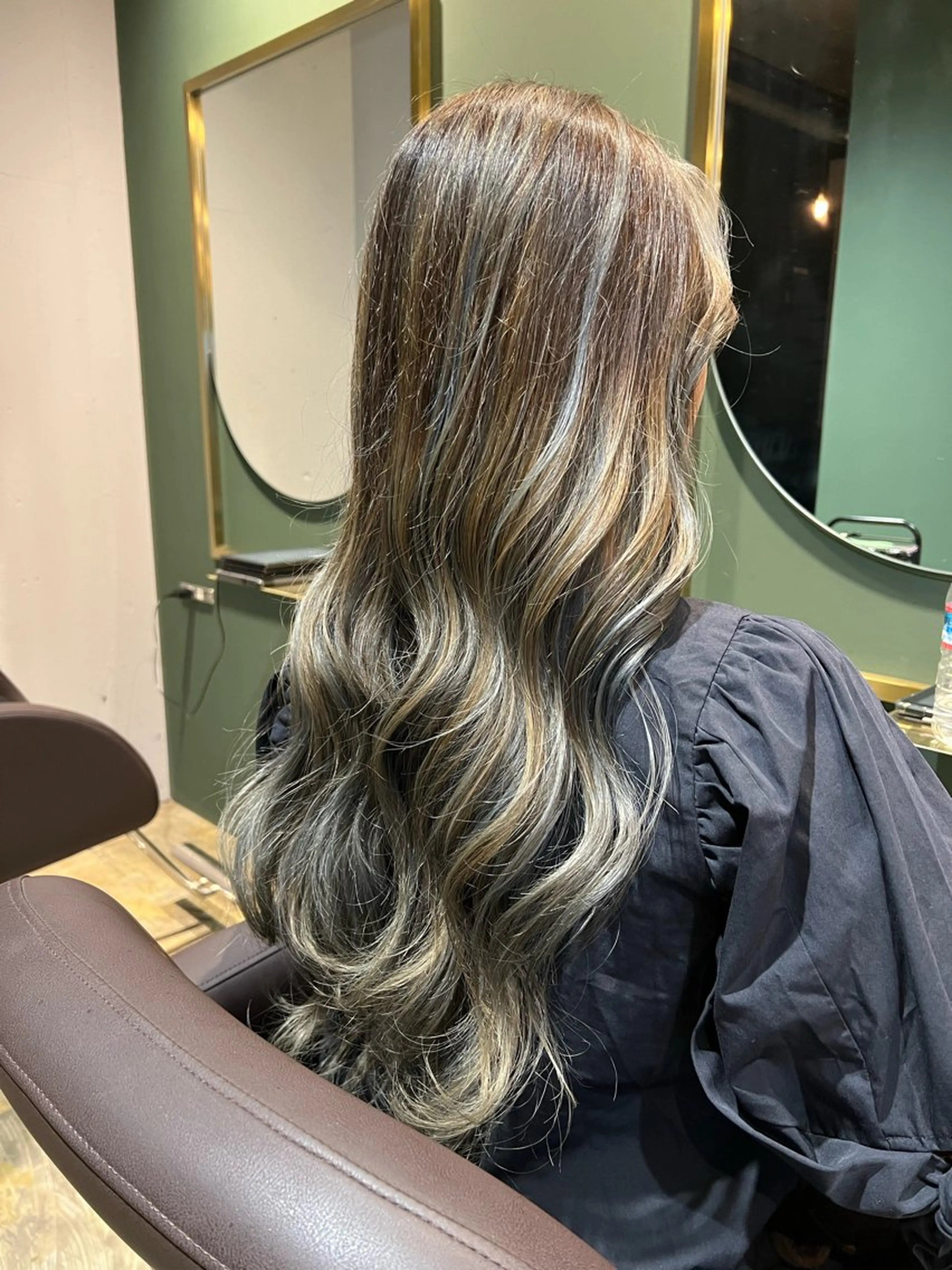 セミロング カラー バレイヤージュ グラデーションカラー ハイライトカラー ハイライト レイヤーカット ヘアカラー トリートメント ヘッドスパ カラースペシャリスト しょう🧑🏼‍🎨のヘアスタイル