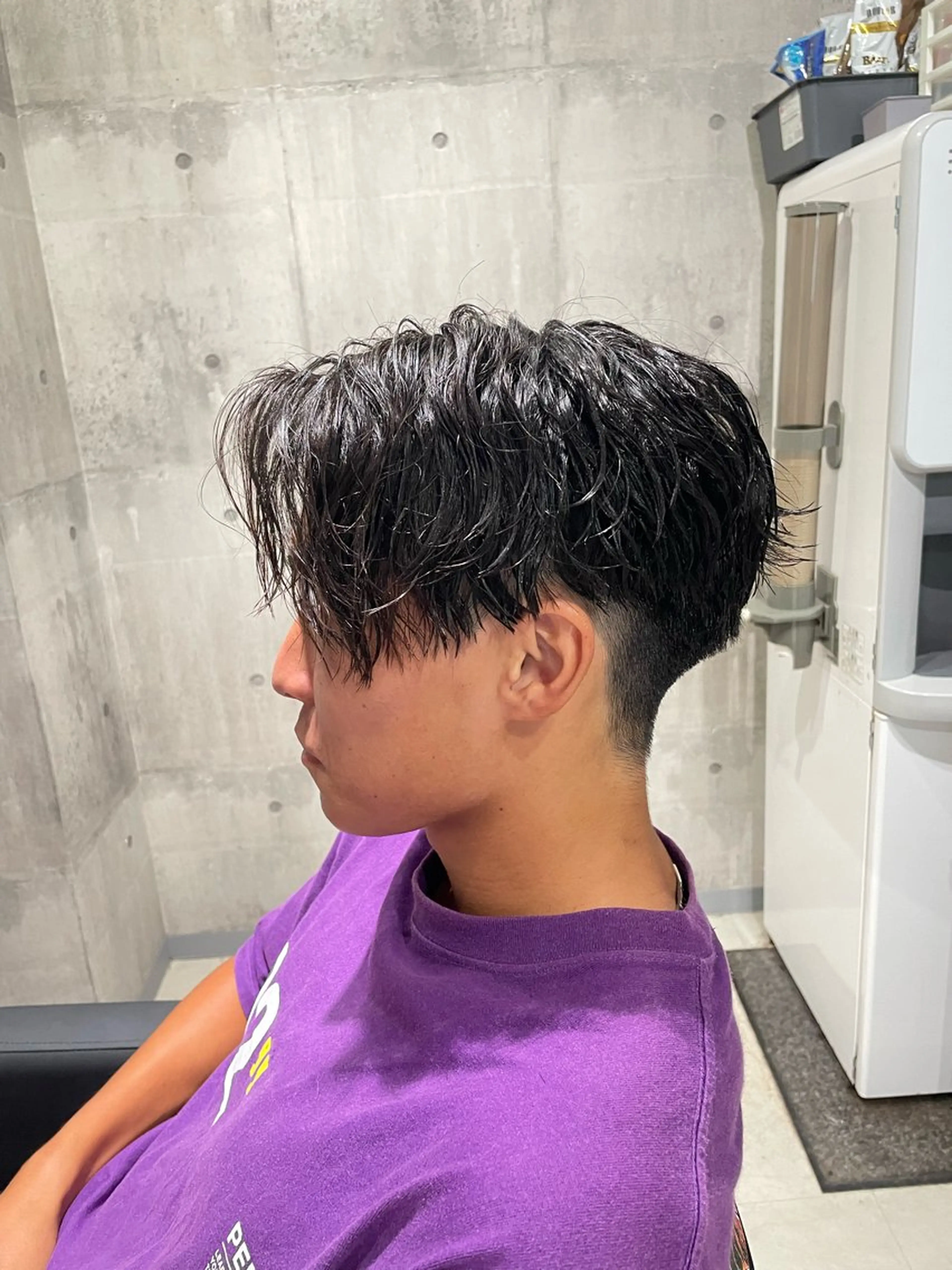 ショート パーマ ヘアアレンジ メンズ センターパート 波巻きパーマ _WHITE / KENTOのヘアスタイル