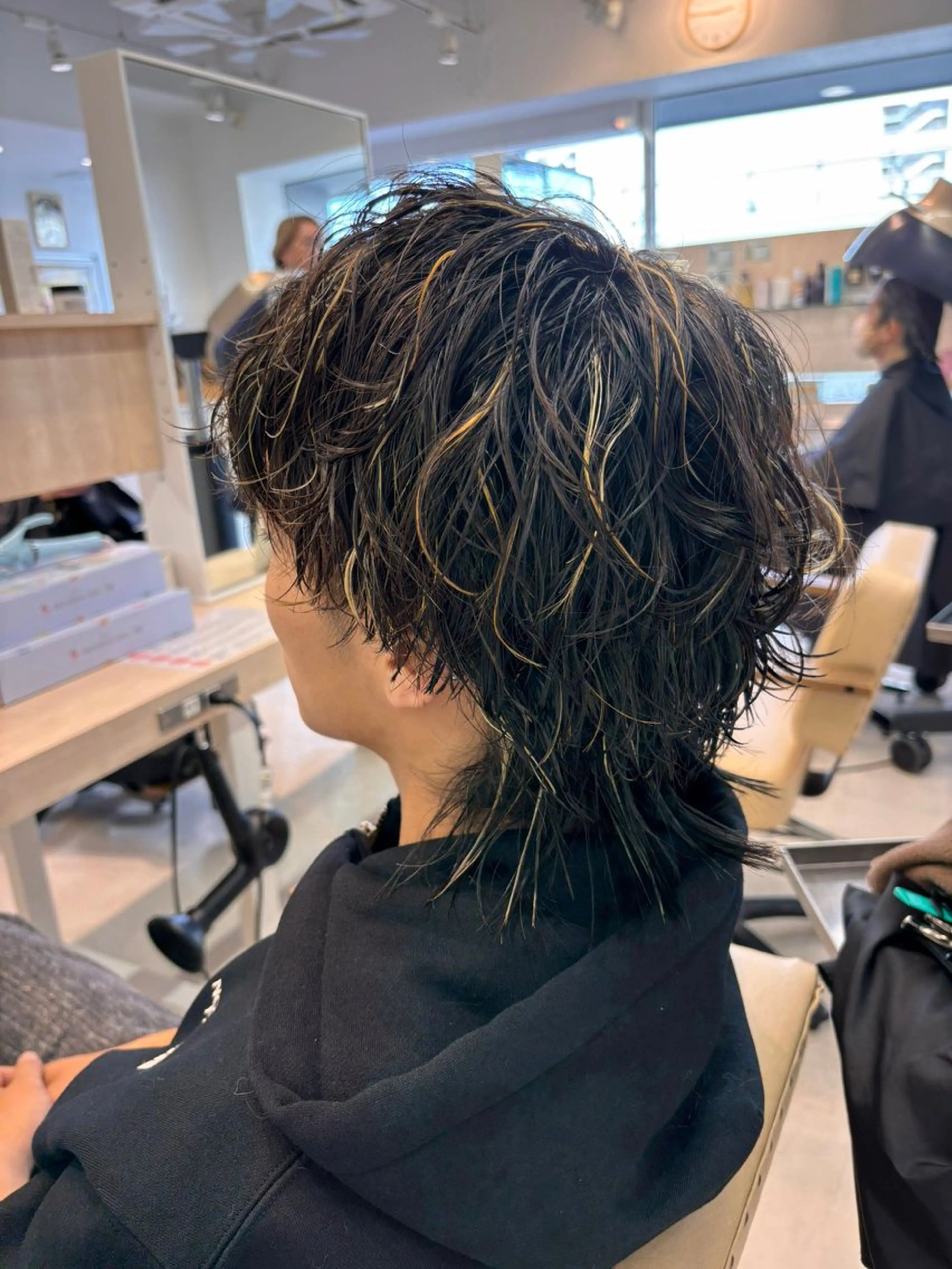 カラー パーマ メンズ メンズバレイヤージュ メンズブリーチ メンズハイライト バレイヤージュ ブリーチ カット ヘアカラー ニュアンスパーマ/ フェザー/マッシュのヘアスタイル