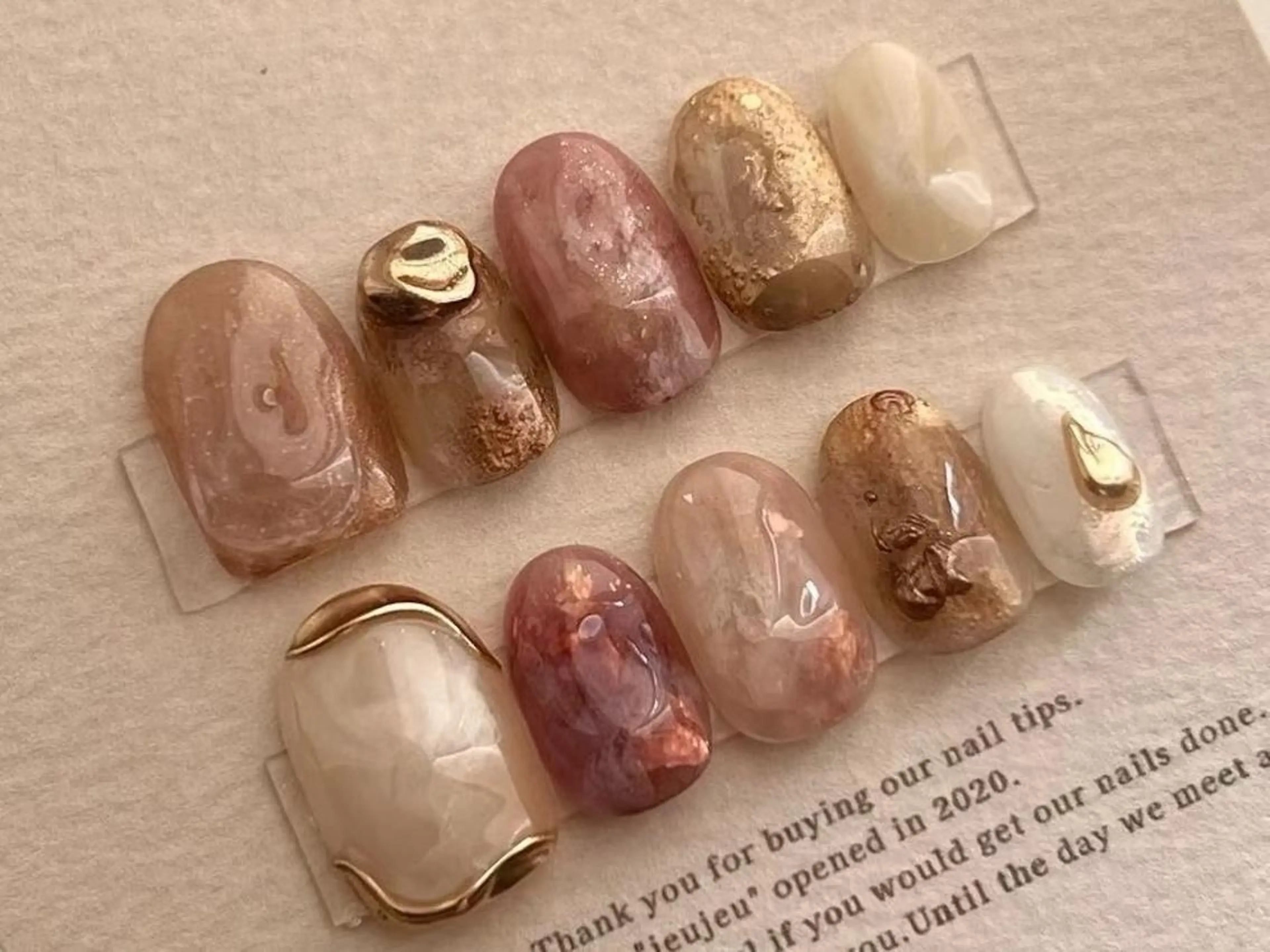 ネイル ニュアンスネイル オフィスネイル ツイードネイル 冬ネイル クリスマス リボン、ガーリー パーツ放題専門店のネイルデザイン