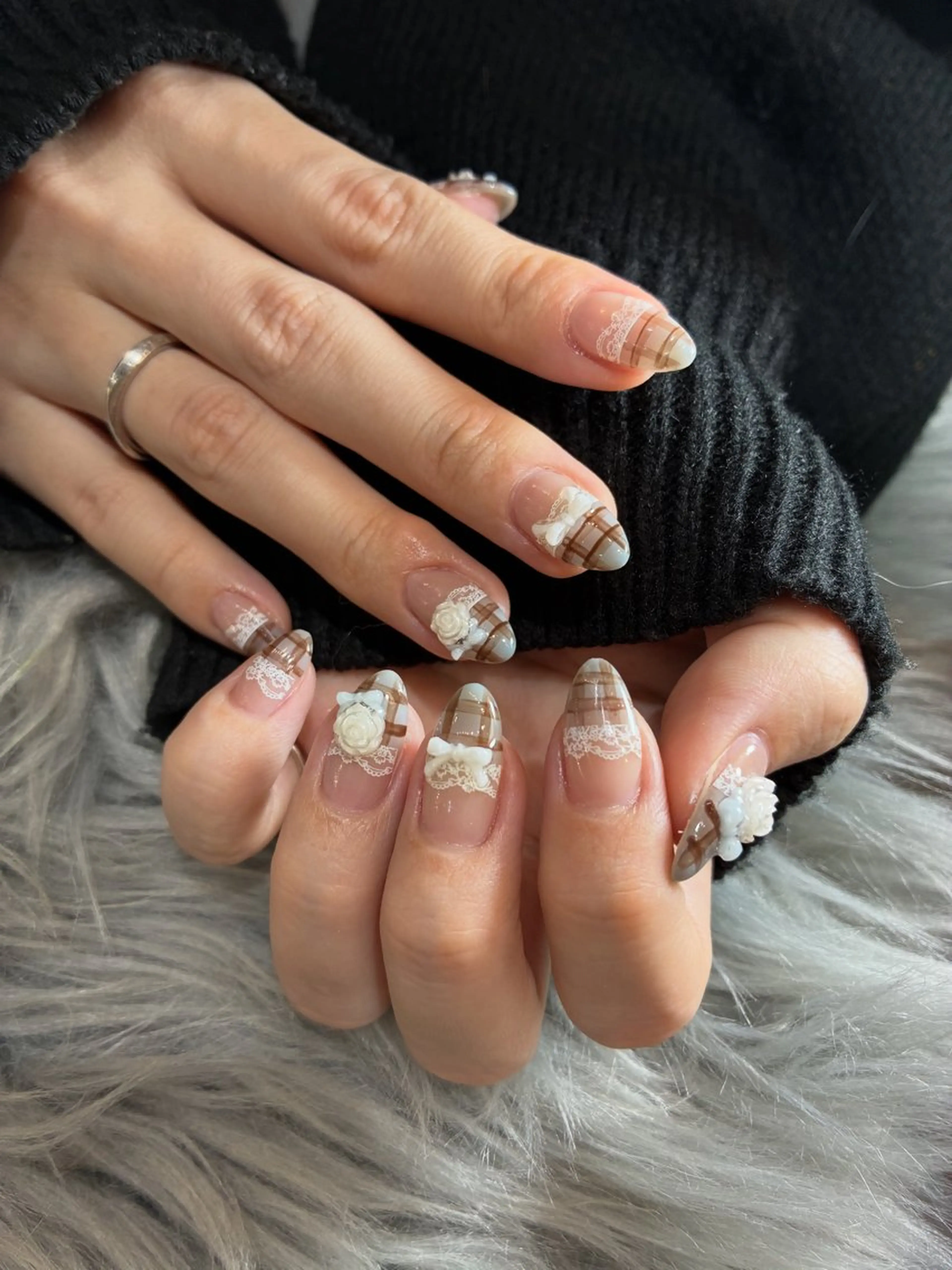 ネイル レース ハンドネイル Lia ⠀のネイルデザイン