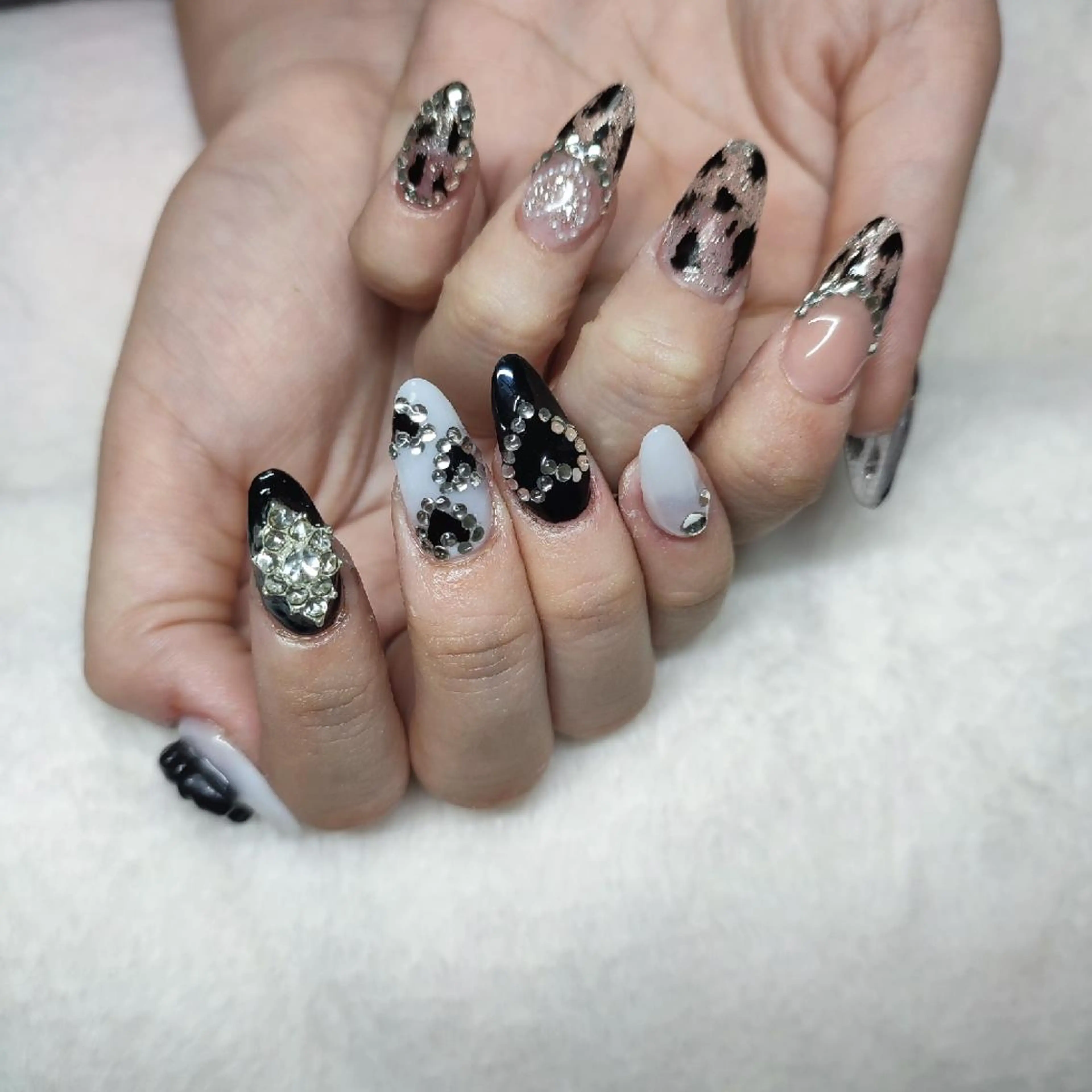 ネイル ハンドネイル RUNWAY 　　の眉毛・アイブロウイメージ