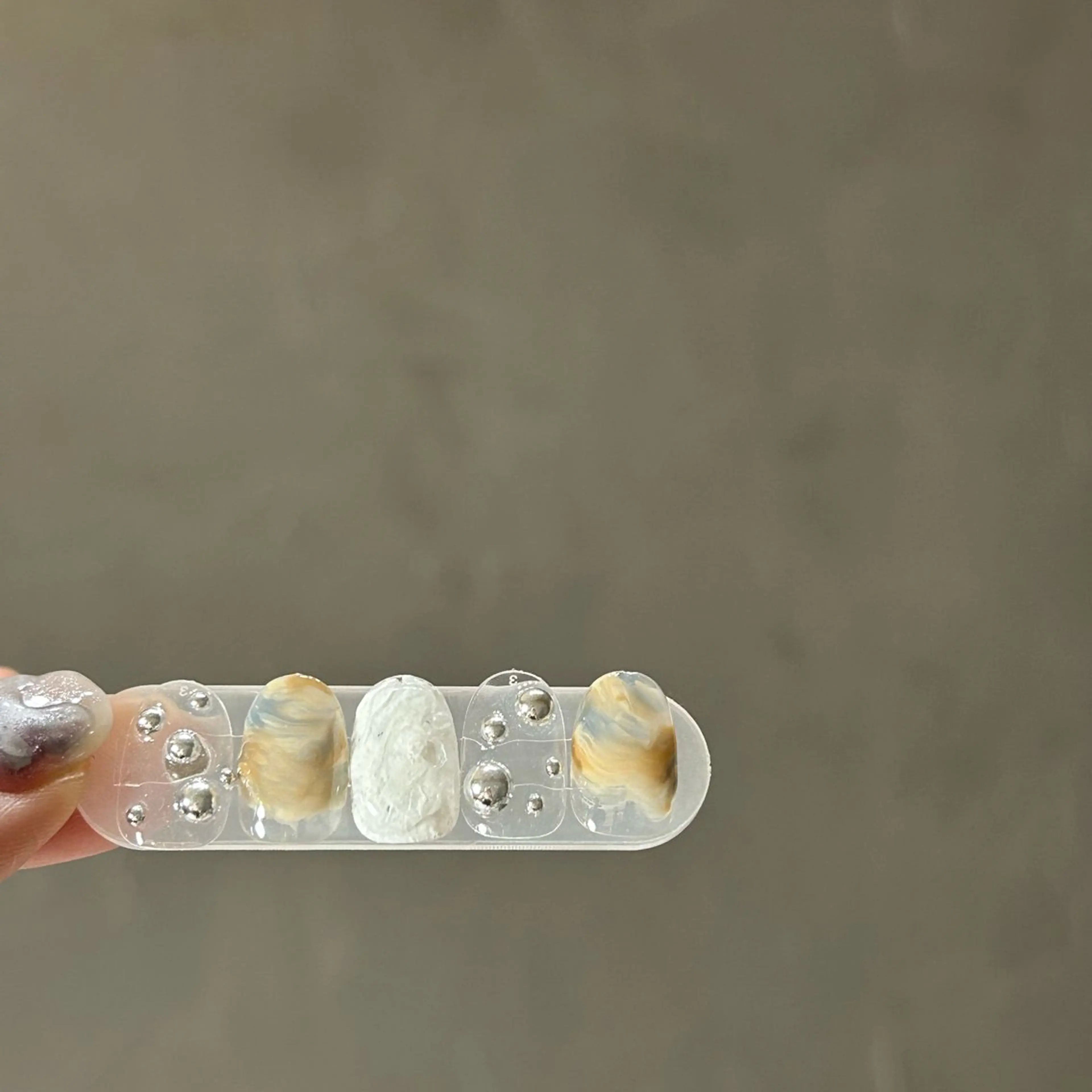 ネイル nail atelier hiton所属・nailist 朱音のネイルデザイン