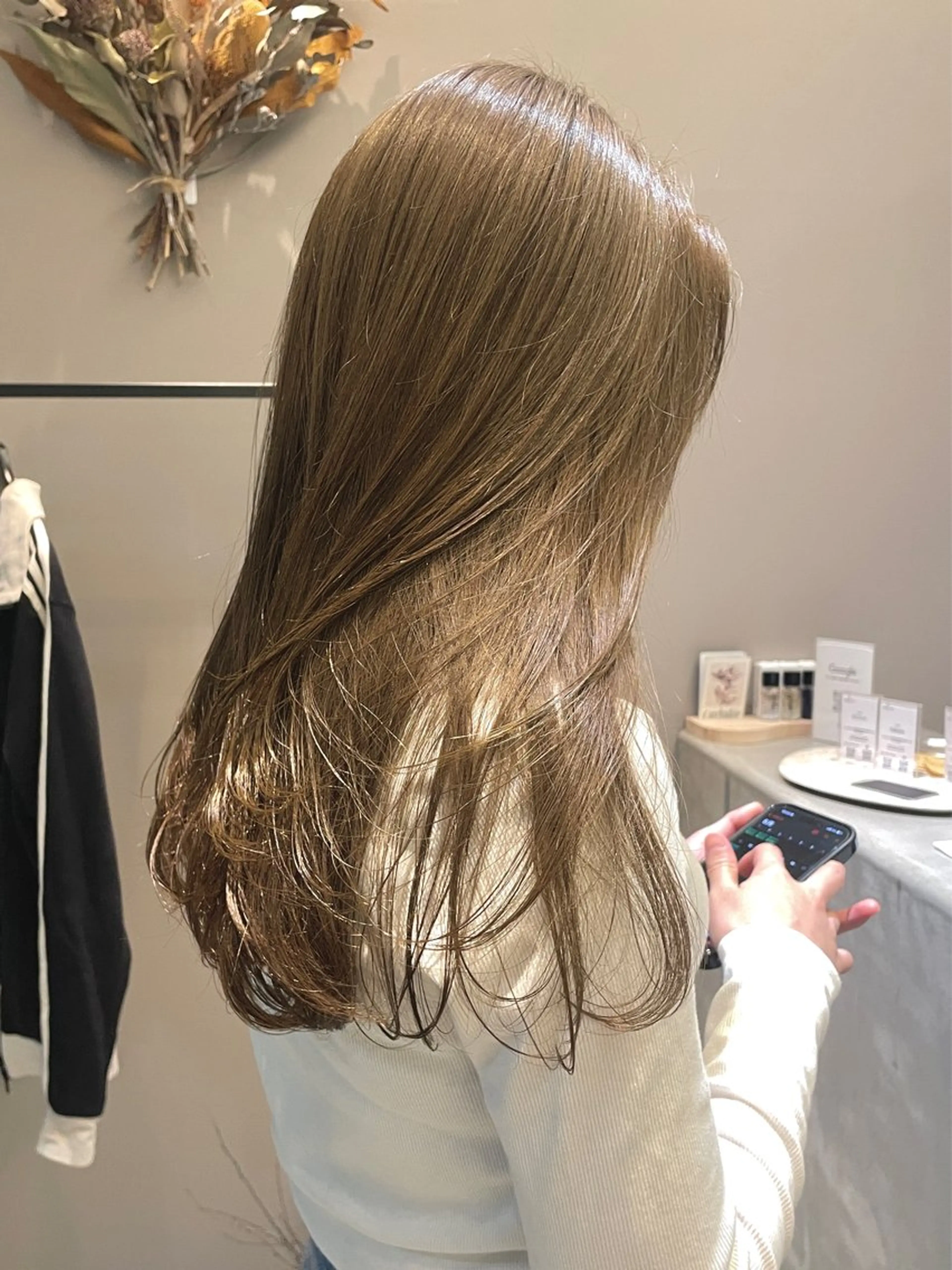 ロング カラー ベージュカラー ブリーチ 透明感カラー ブリーチなしカラー オリーブベージュ REINA /niil/女性限定のヘアスタイル