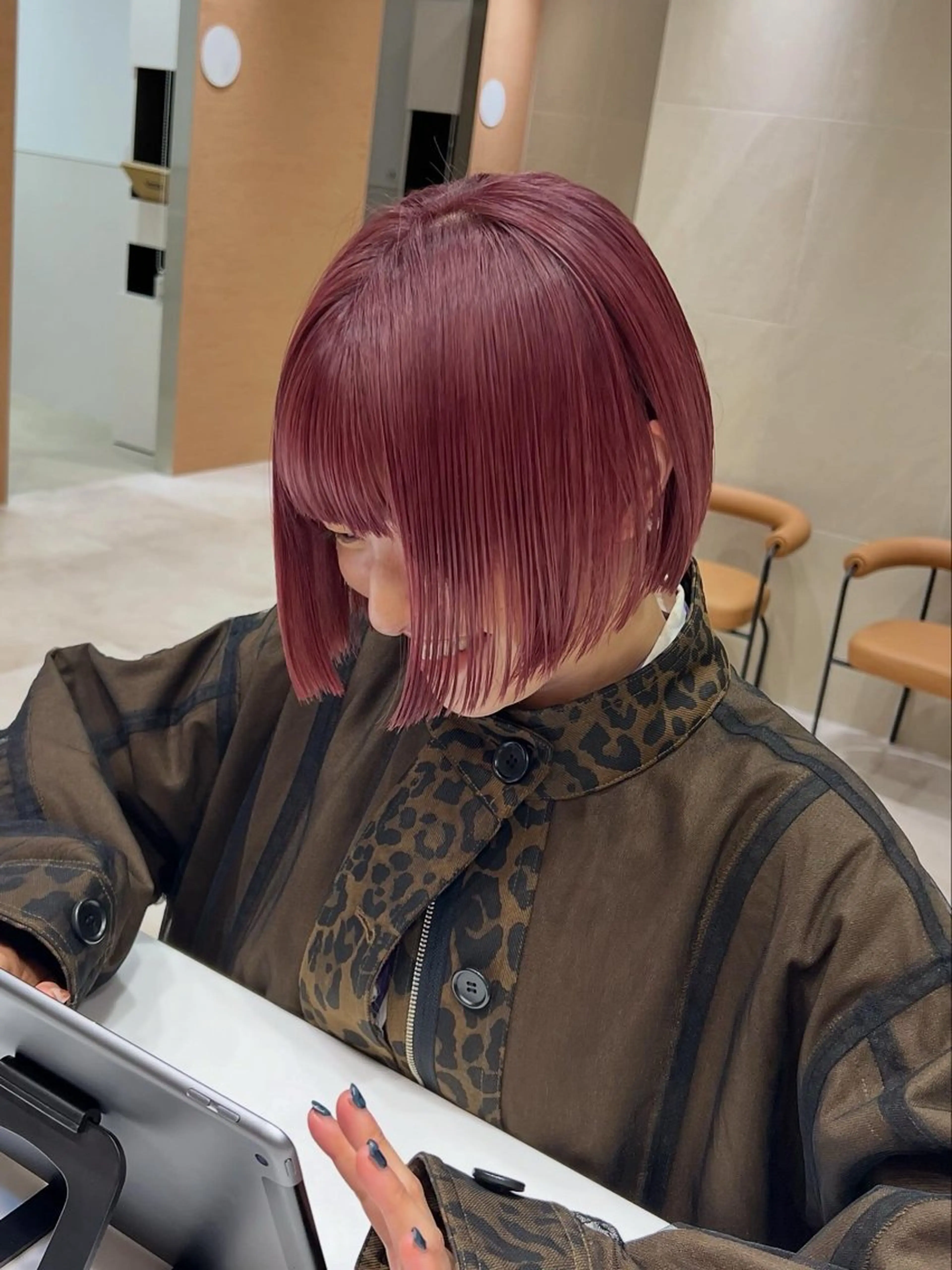 ショート カラー ブリーチ ブラウンカラー ピンクカラー ピンクブラウン ボブ 泉 愛美のヘアスタイル