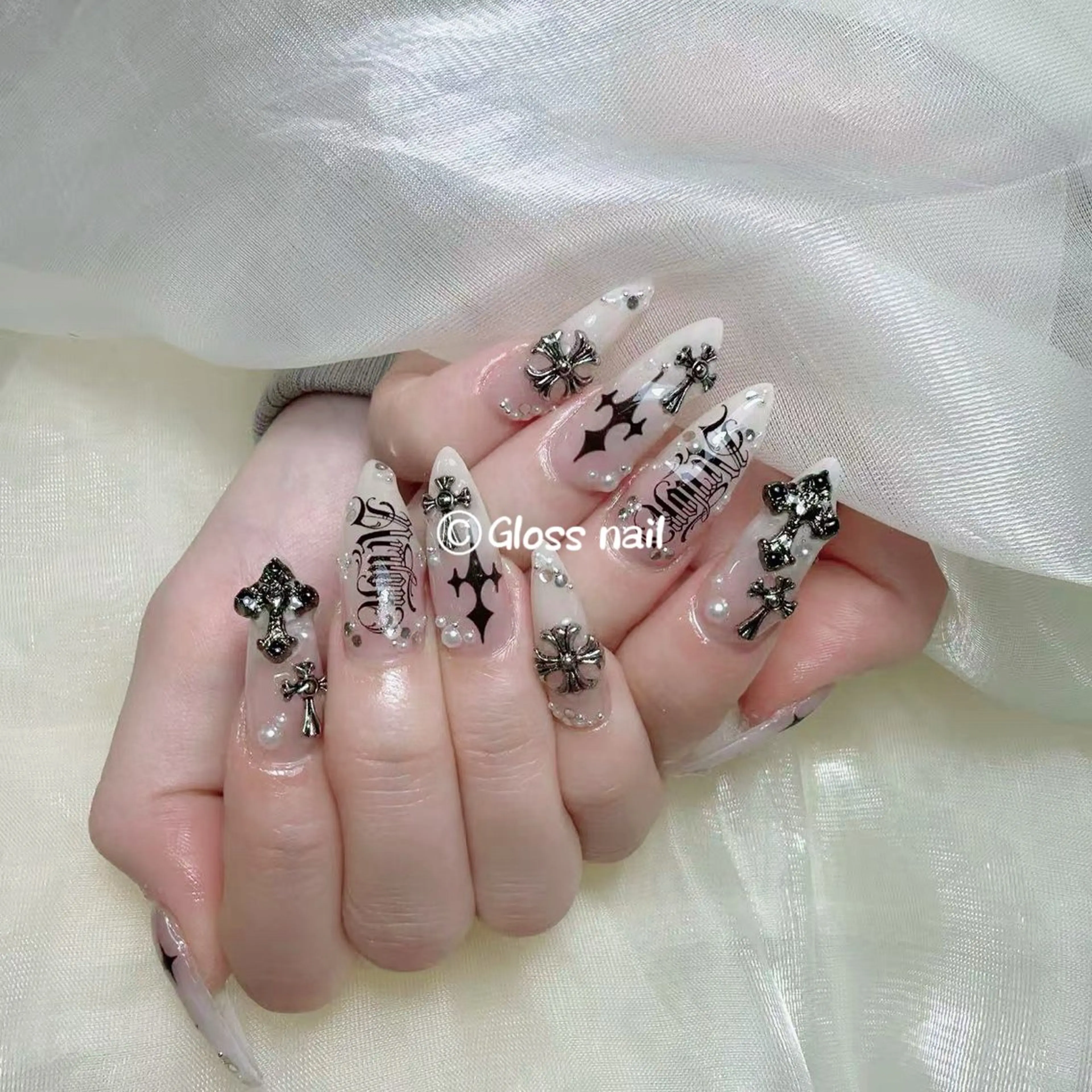 ネイル アヤカ☘️Gloss nailのネイルデザイン