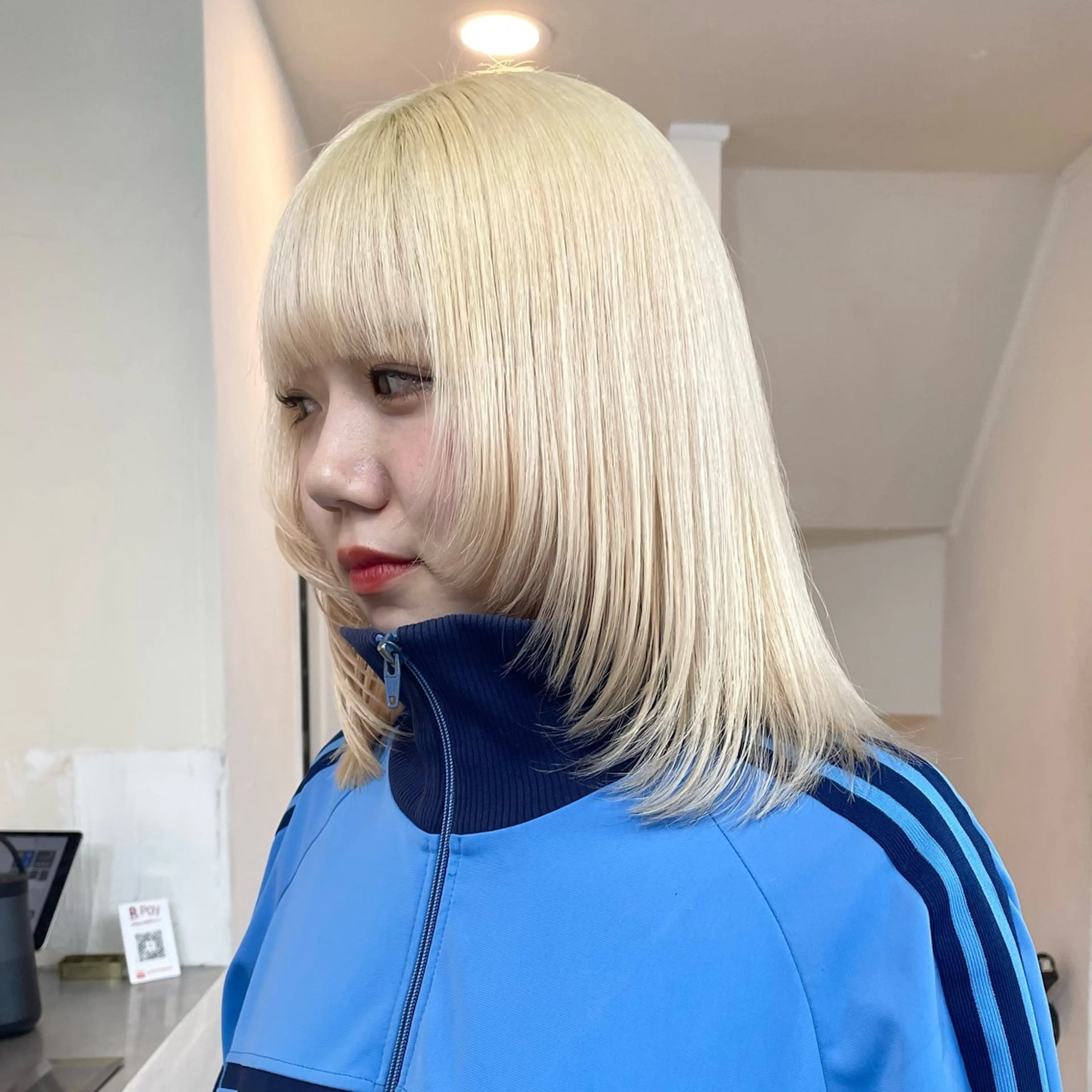 ミディアム カラー 抜きっぱなしブロンド ブロンド ホワイトブロンド 顔まわりレイヤー レイヤーカット カット ヘアカラー トリートメント ヘアセット ハイトーン×レイヤー /遠藤将太のヘアスタイル