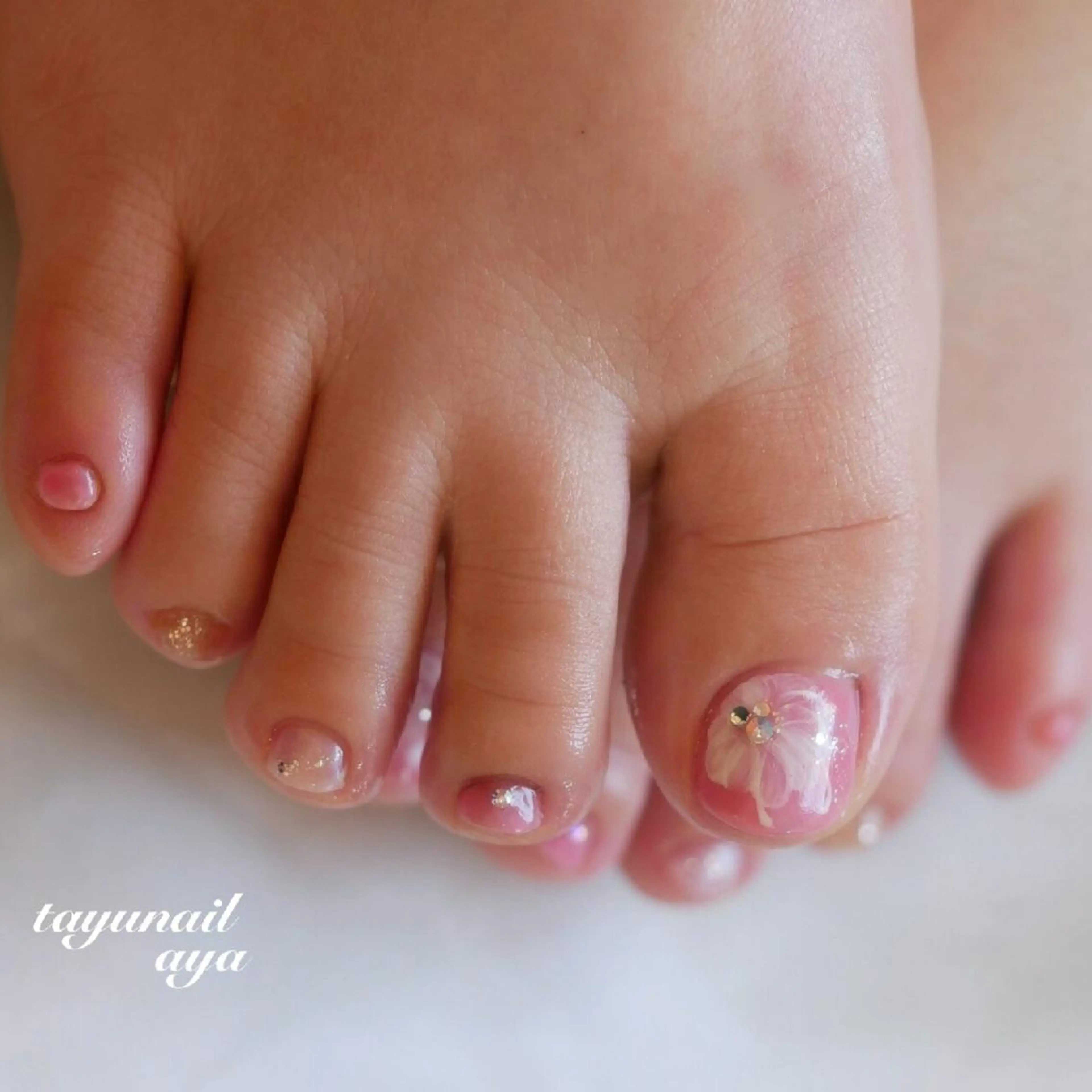 ネイル ブルー フラワーネイル フットネイル ジェルネイル ラメ(グリッター) ネイルサロン 【たゆnail】のネイルデザイン