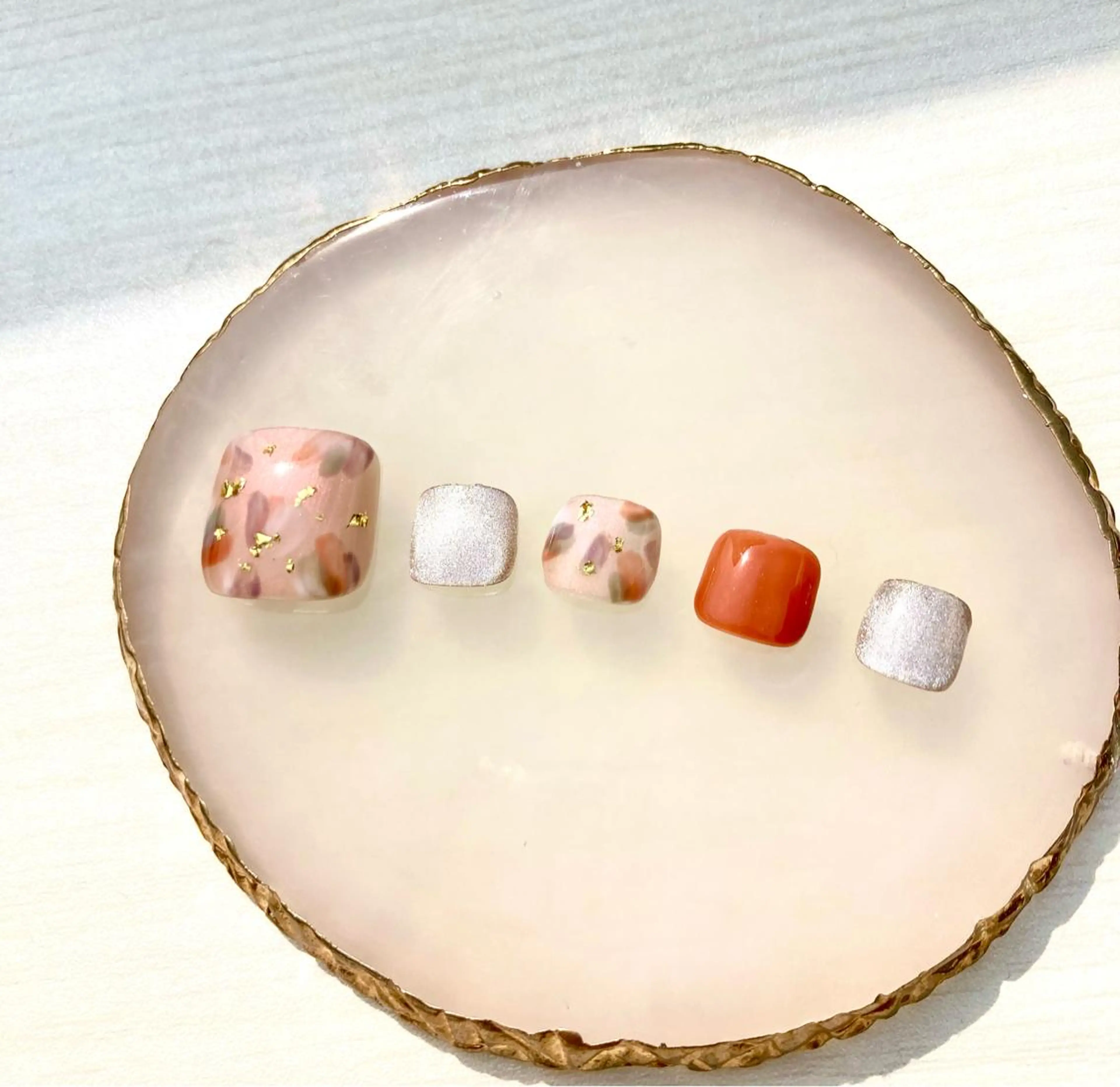 付け替えオフ無料フットジェルネイル🩵華やかアートコース🍒店内サンプルデザインの写真