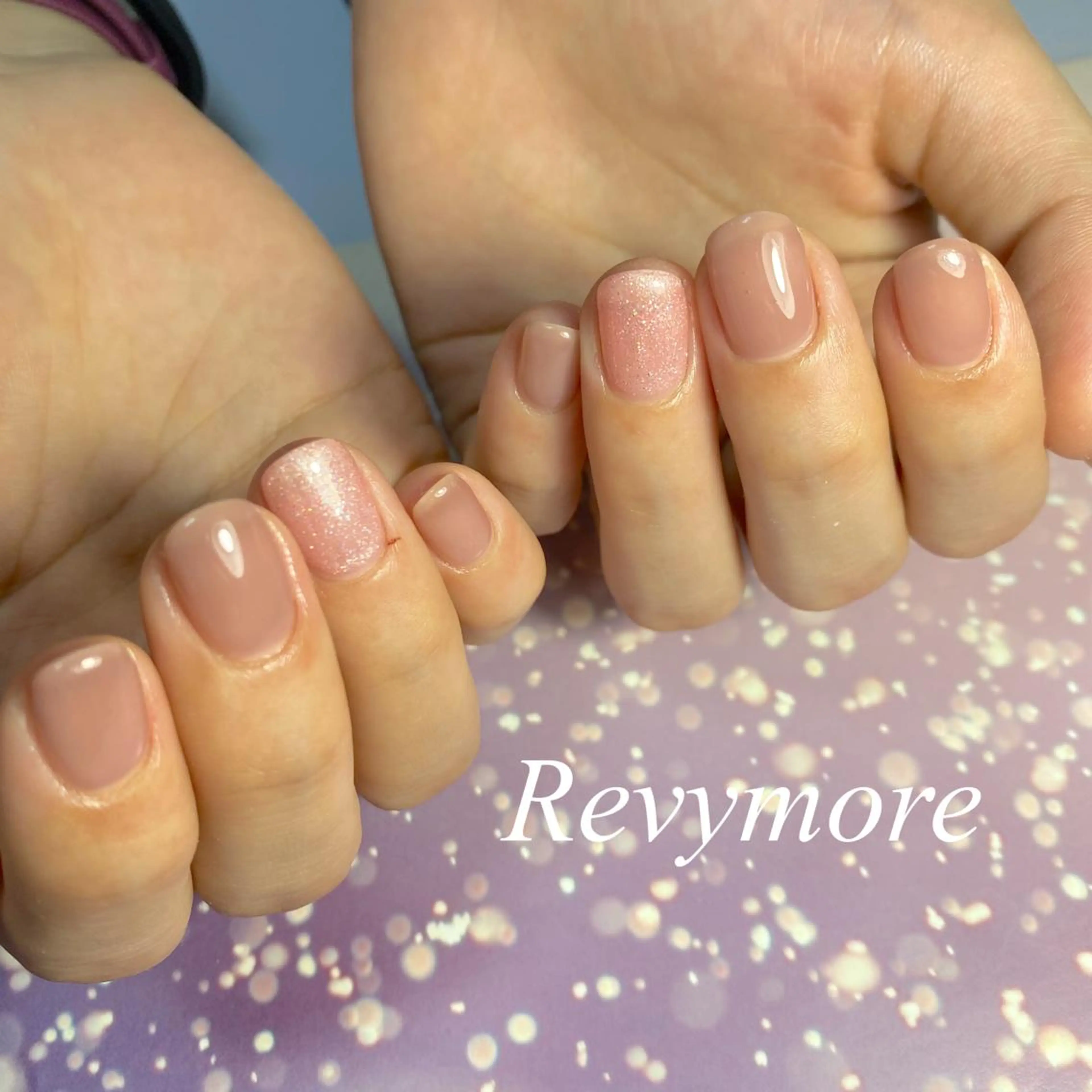 ミディアム ネイル ボルドー ジェルネイル ゴールド ラメ(グリッター) ニュアンスネイル nail salon Revymoreのネイルデザイン