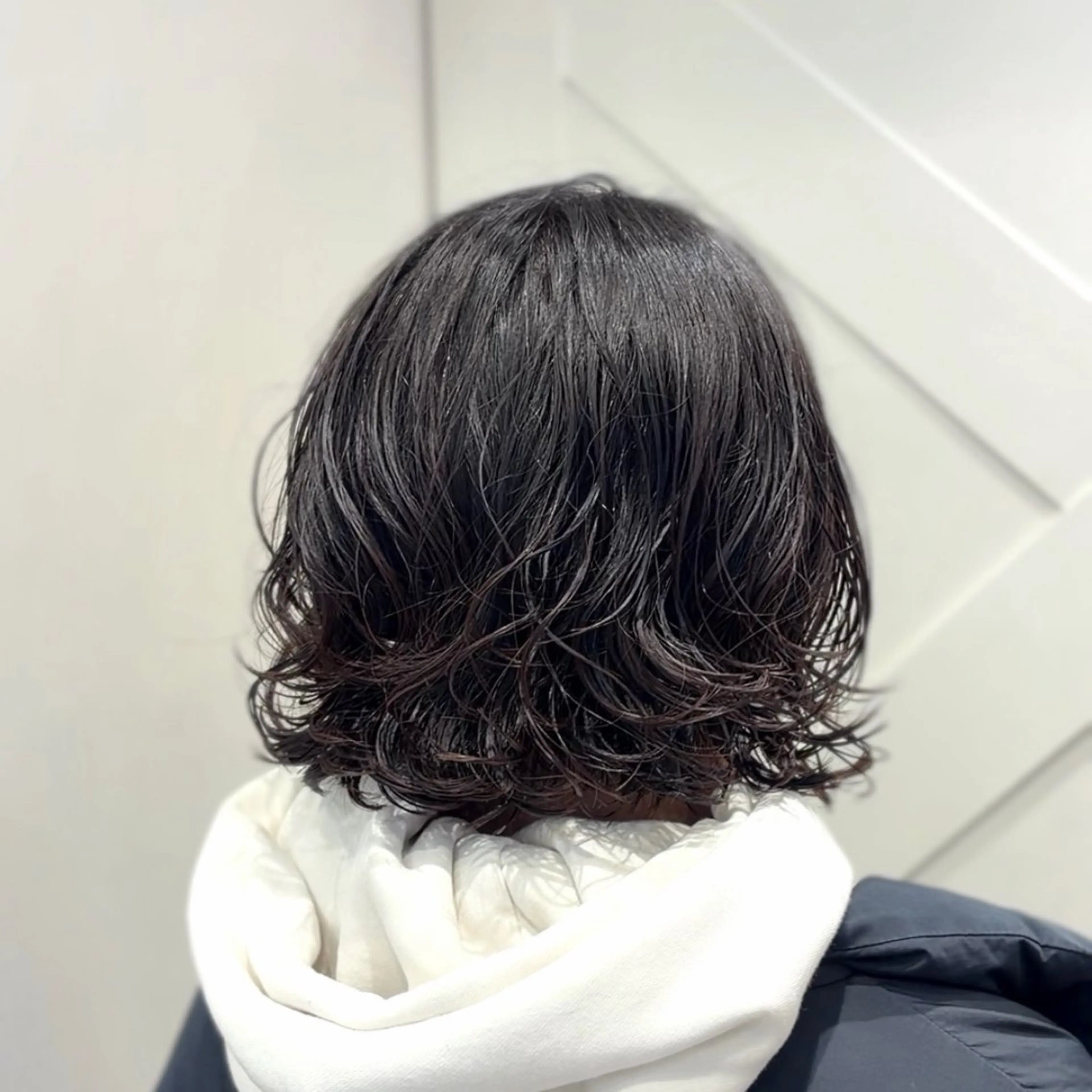 ミディアム パーマ ミディアムパーマ ニュアンスパーマ カット パーマ 横浜パーマ🌐メンズ 暖色カラーもえかのヘアスタイル