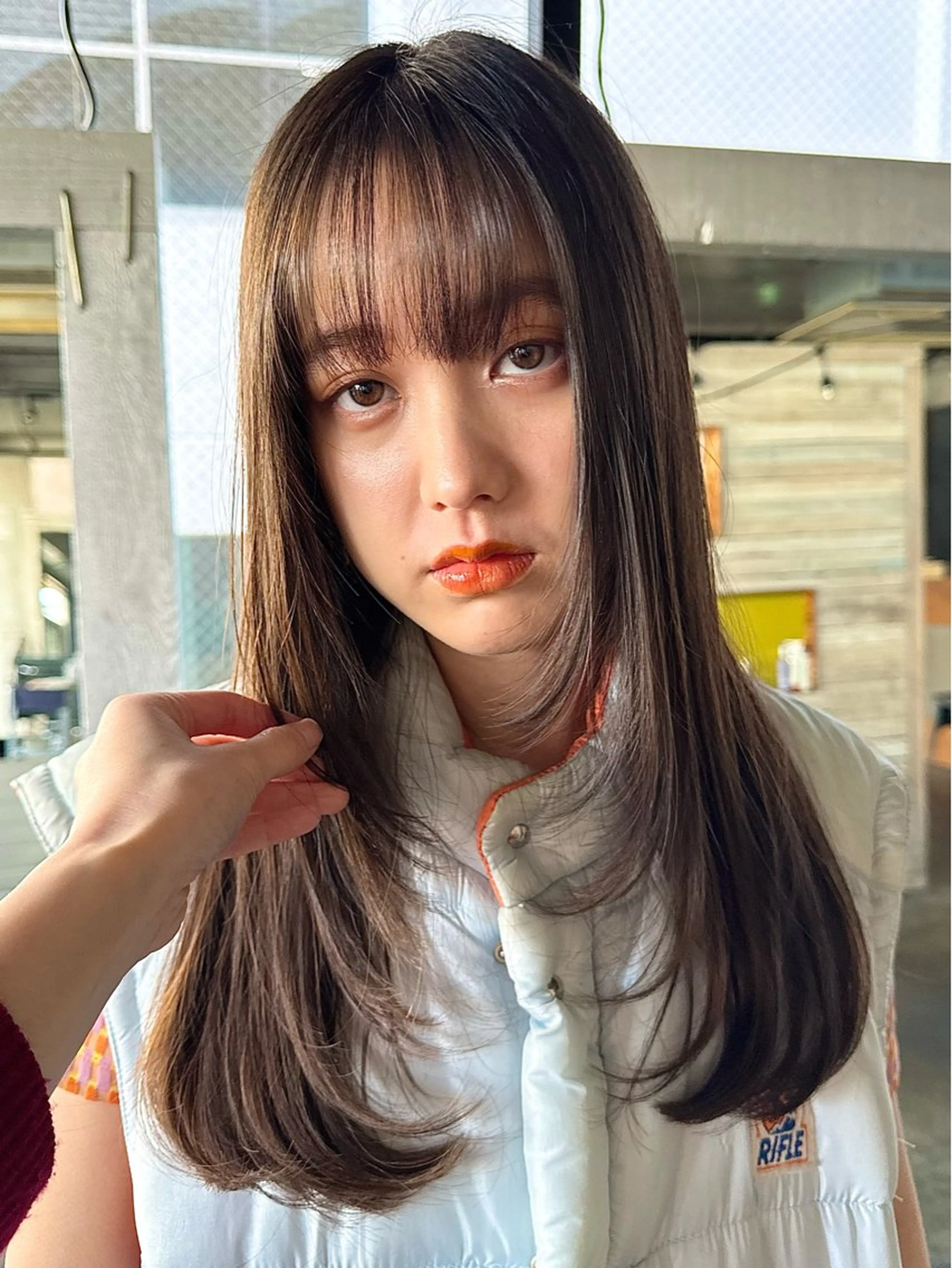 ロング ブリーチカラー/ブロ ンドレイヤーカットのヘアスタイル